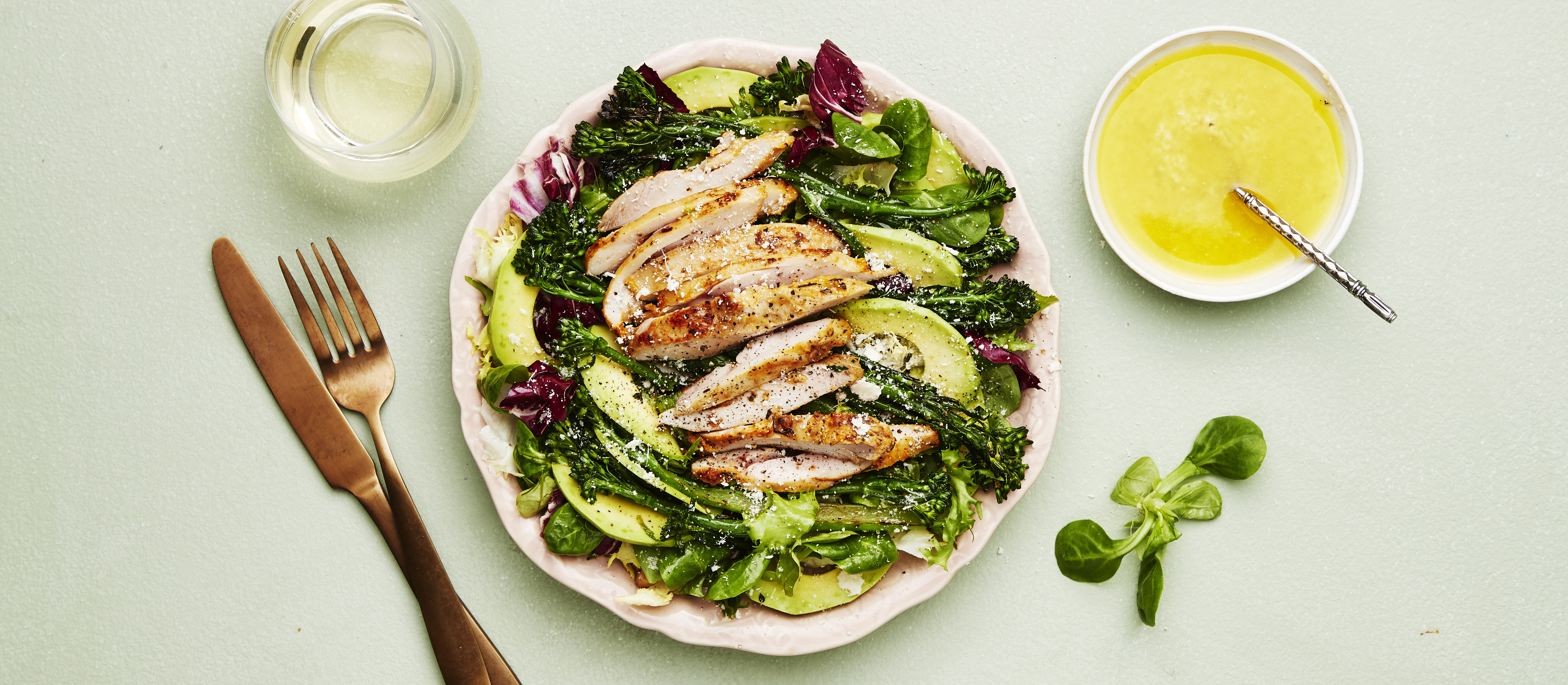 Kanasalaatti parmesaanikastikkeella