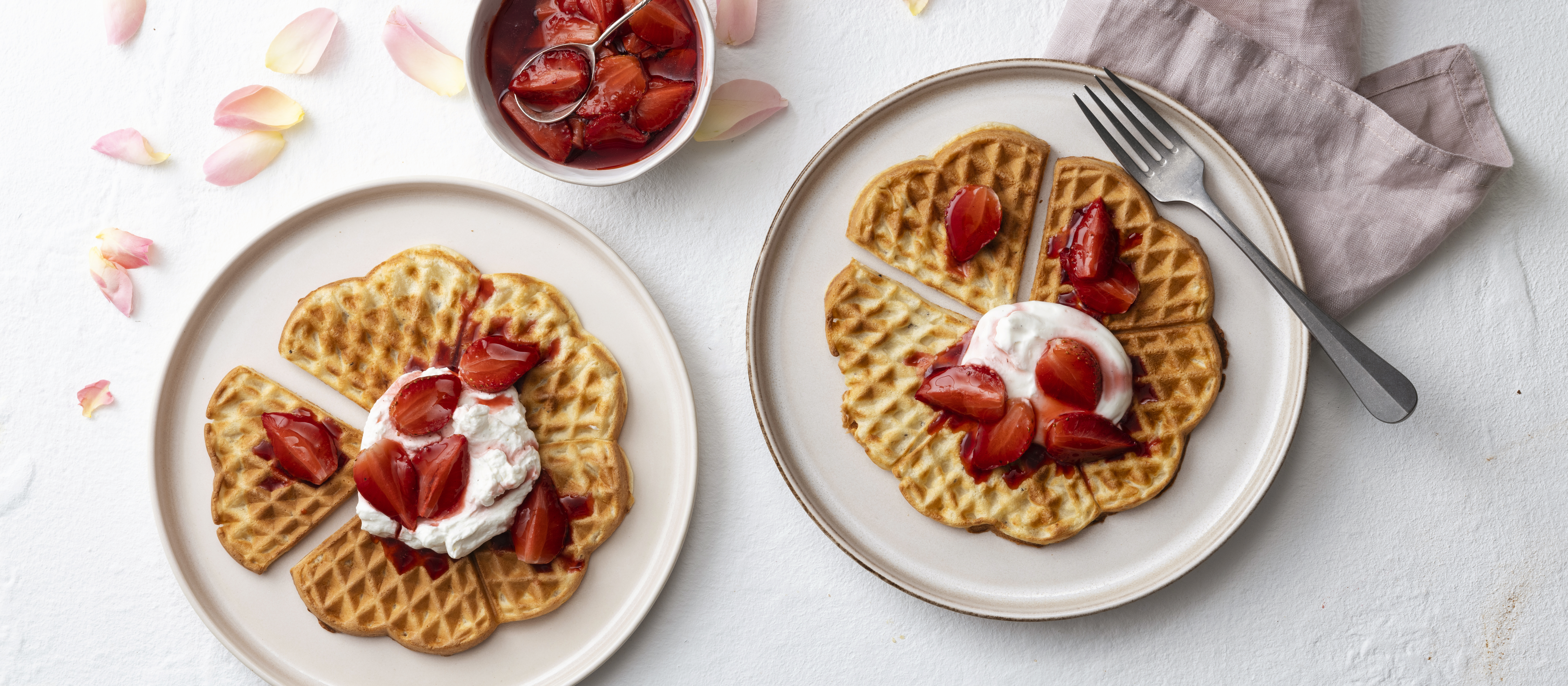 Kardemummavohvelit ja paahdetut mansikat