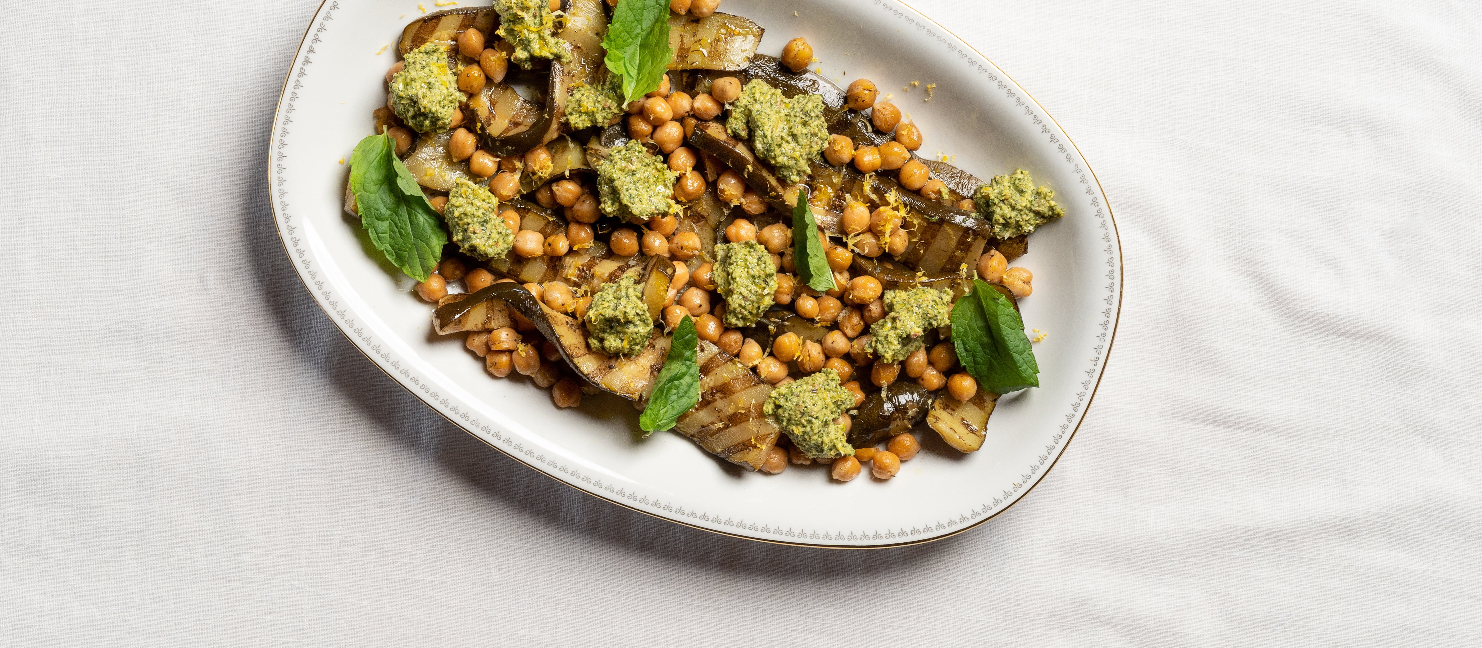 Kesäkurpitsa-kikhernesalaatti