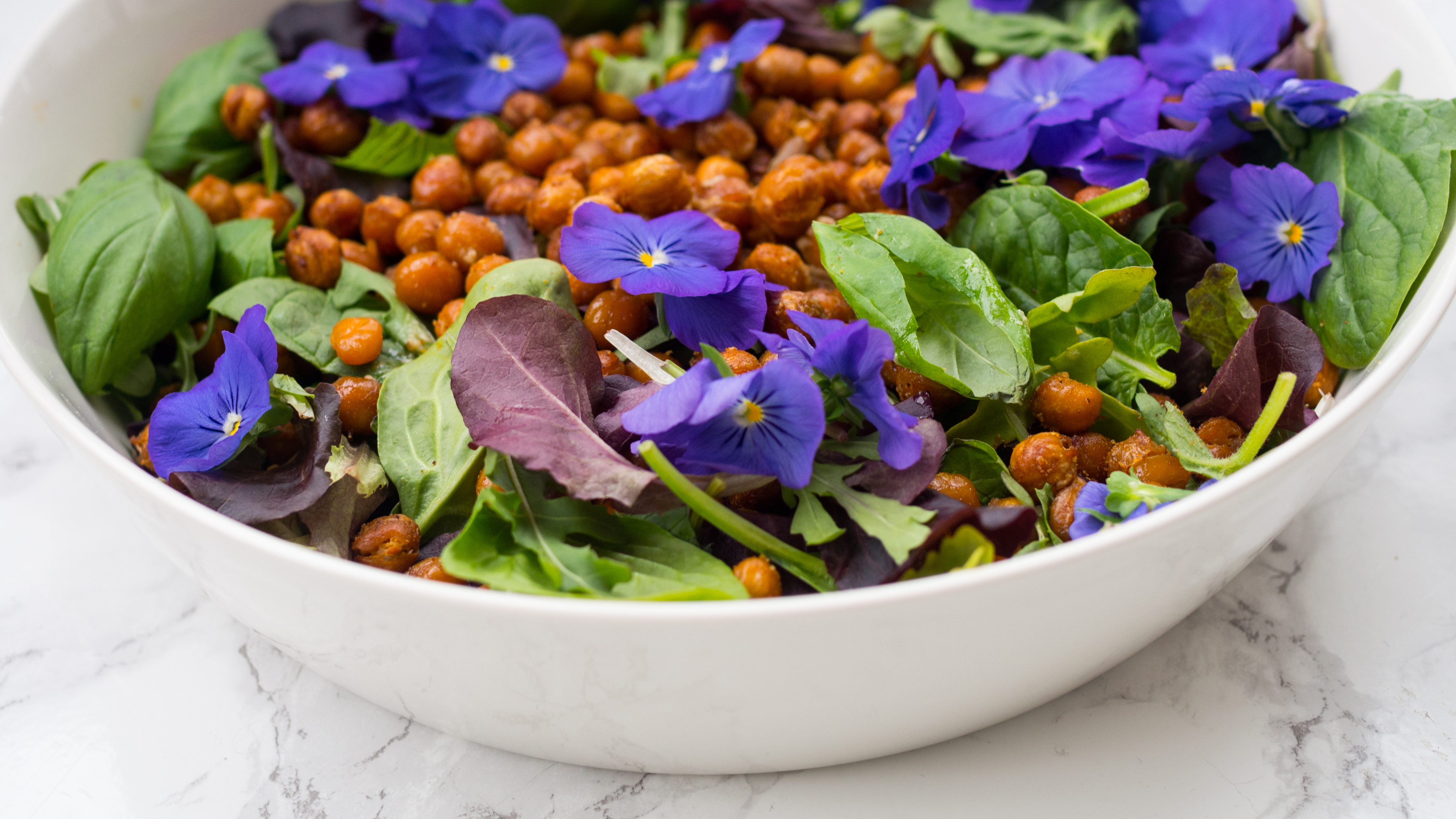 Paahdettu kikhernesalaatti