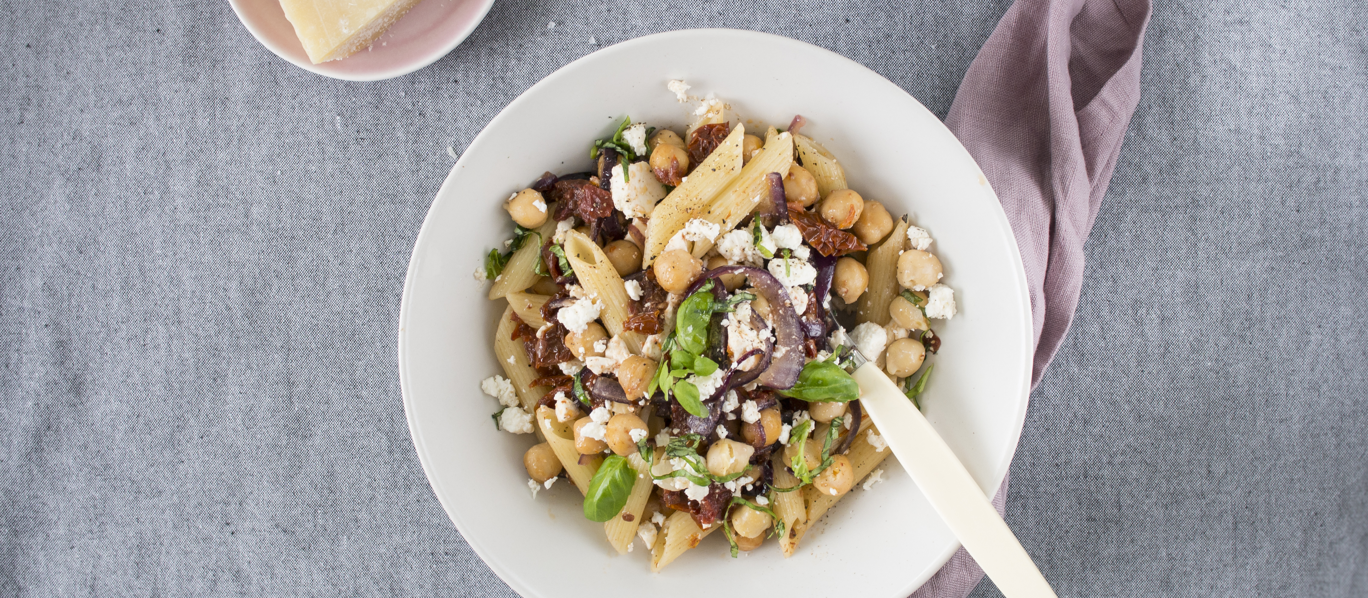 Kikherne-fetajuustopasta