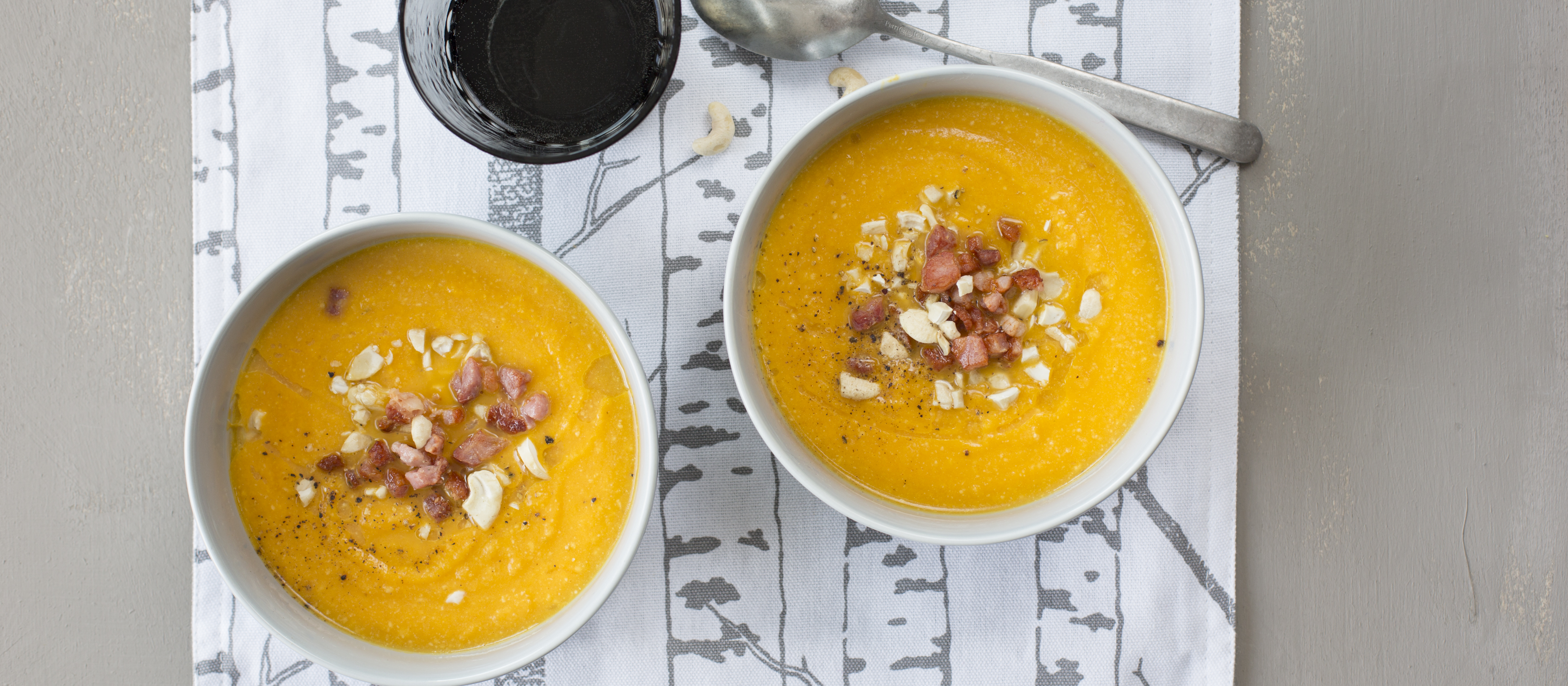 Porkkana-cashewpähkinäkeitto