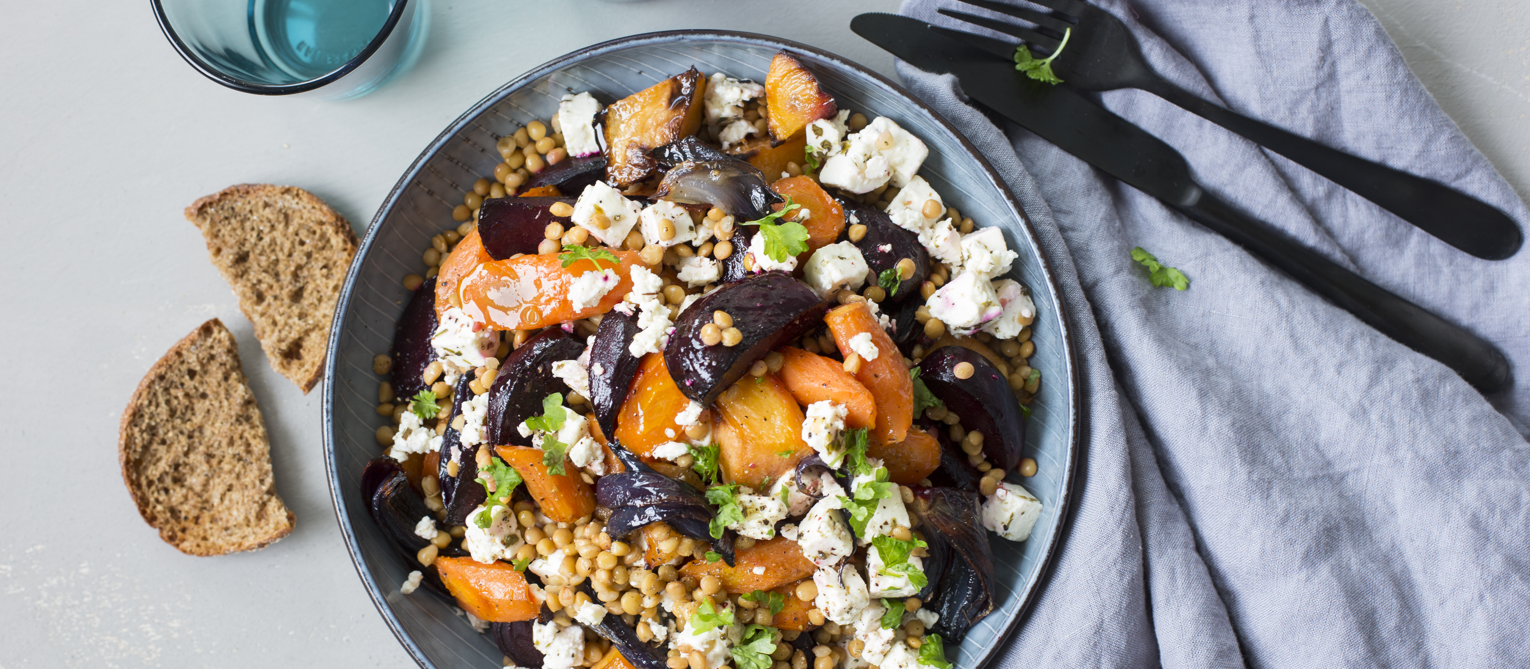 Uunijuures-fetasalaatti