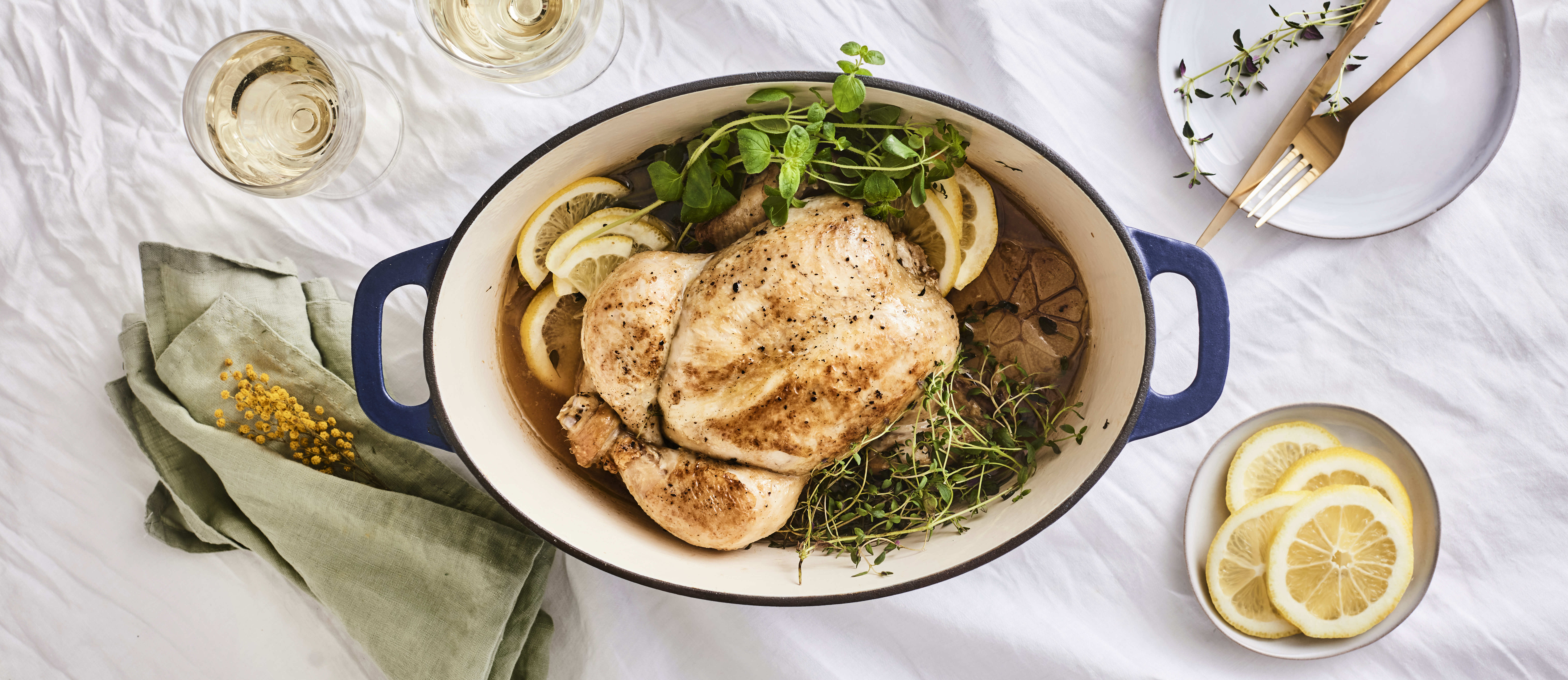 Kokonainen kana padassa