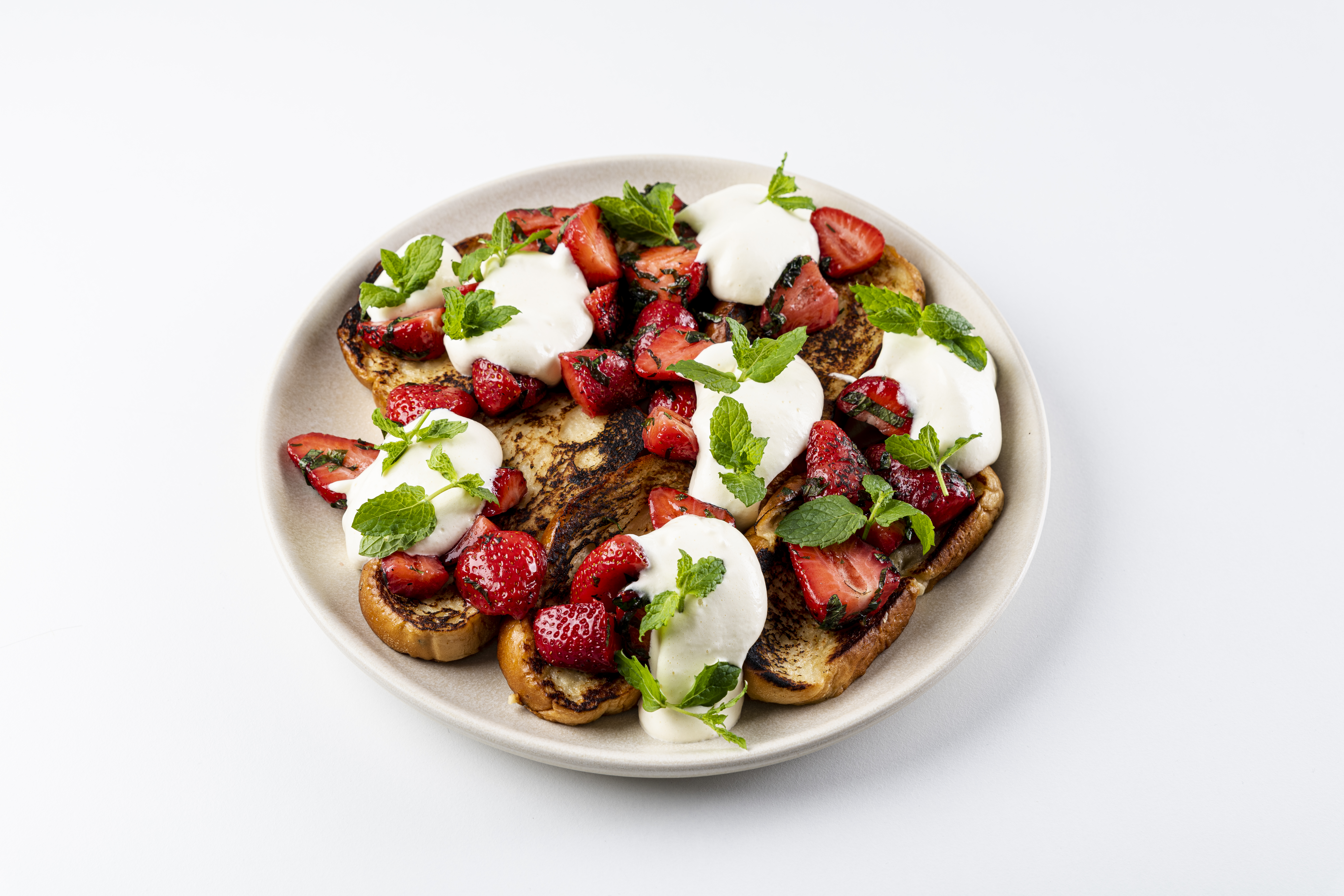 Köyhät ritarit grillissä ja grillatut mansikat