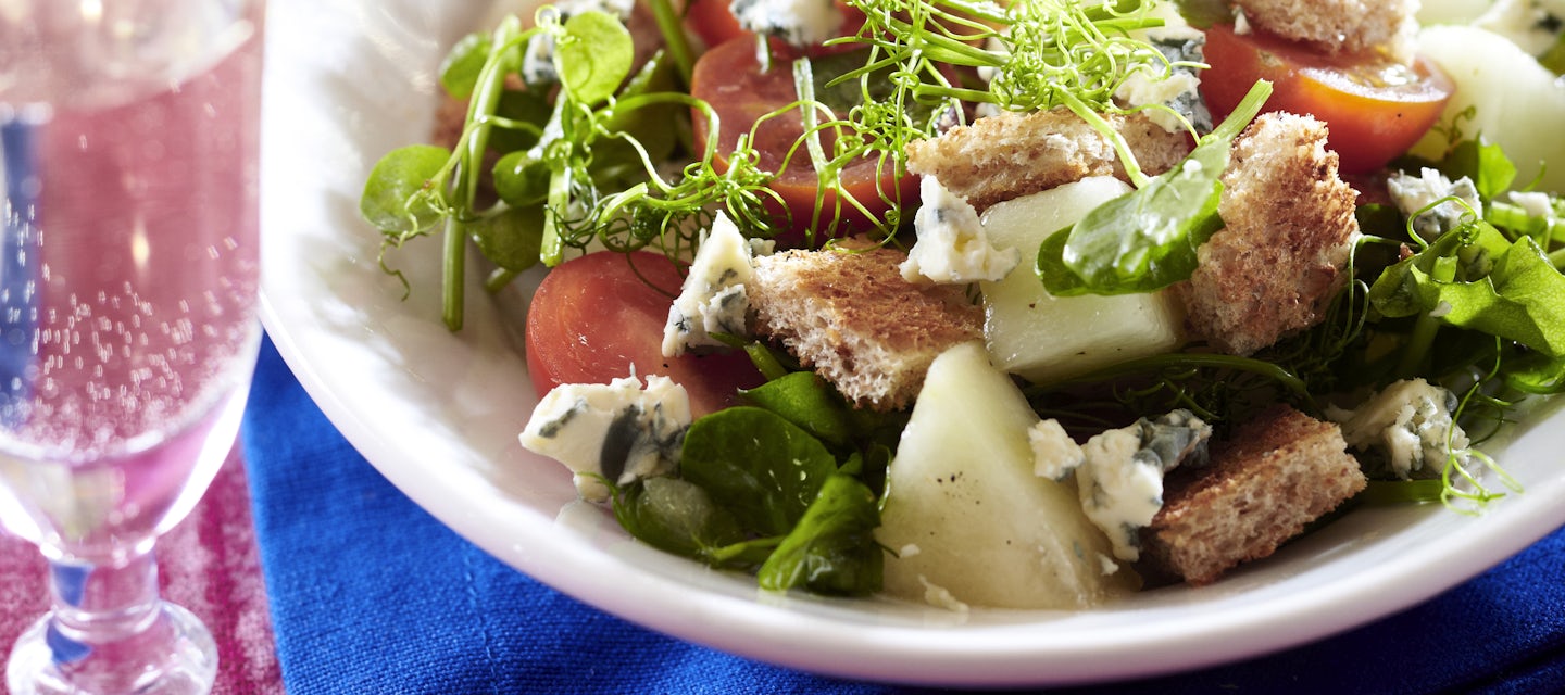 Sinihomejuustosalaatti panzanellan tapaan