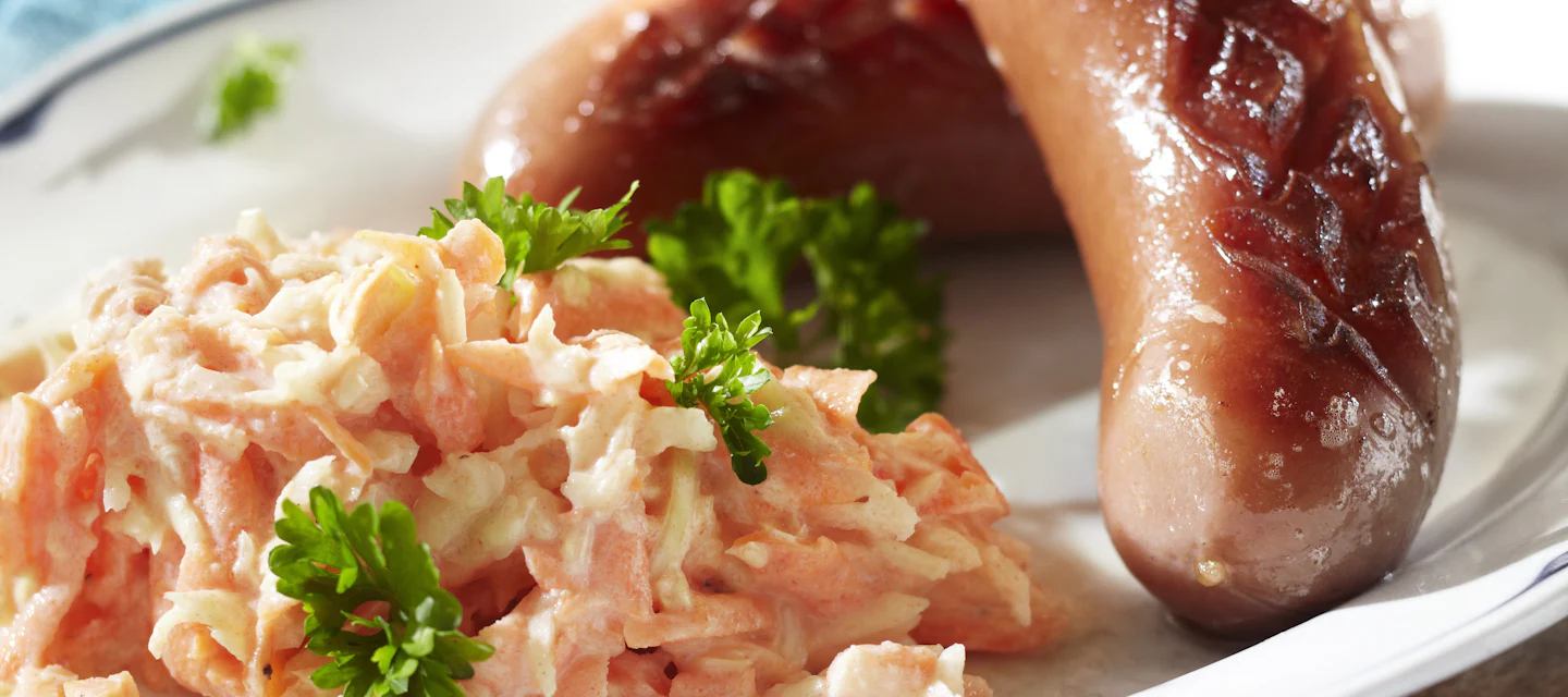 Grillimakkarat ja helppo coleslaw