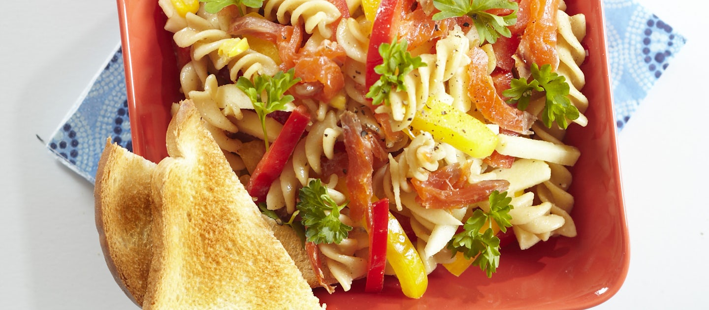 Kylmäsavulohi-pastasalaatti