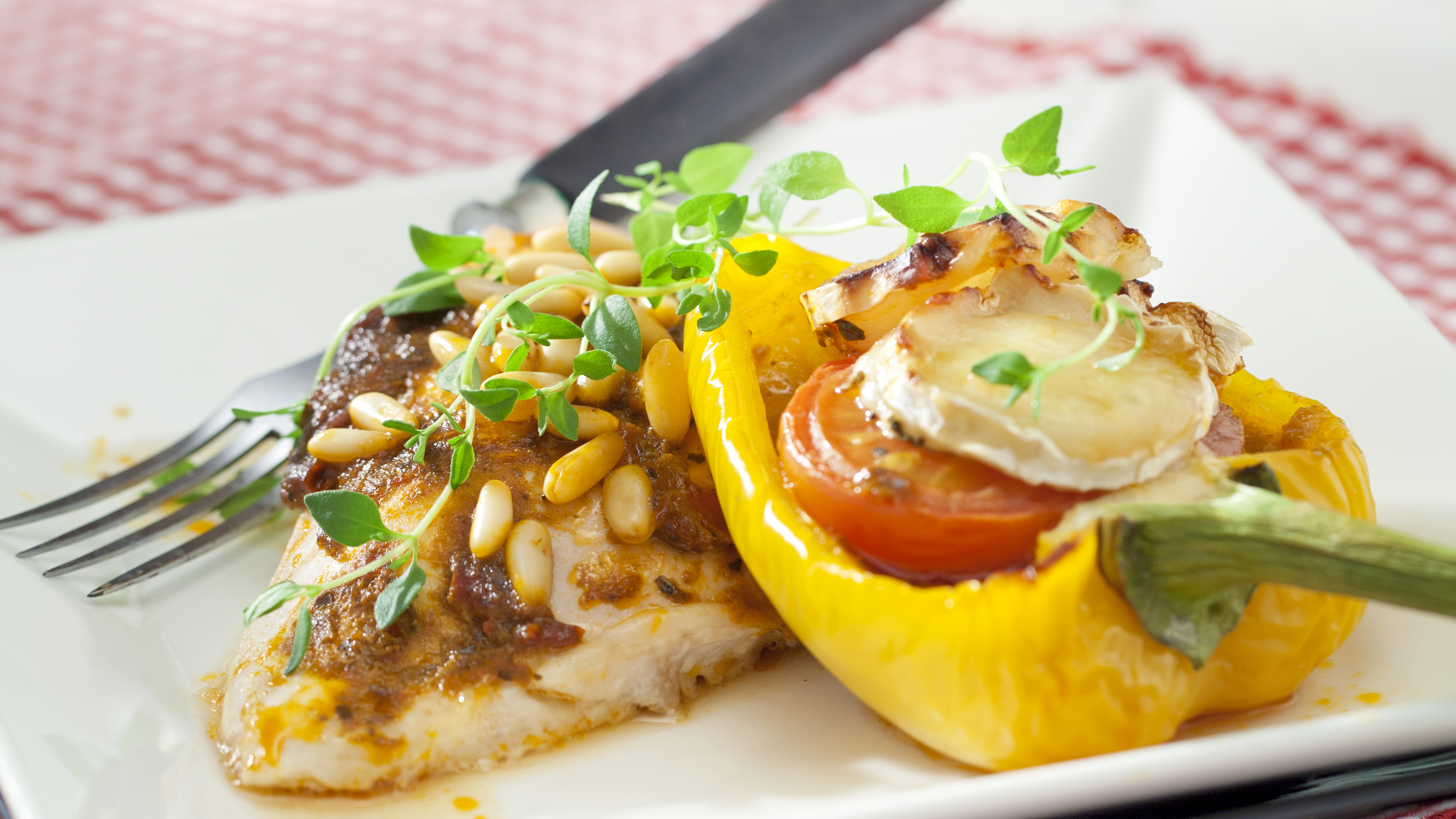 Välimeren broileri ja täytetyt paprikat