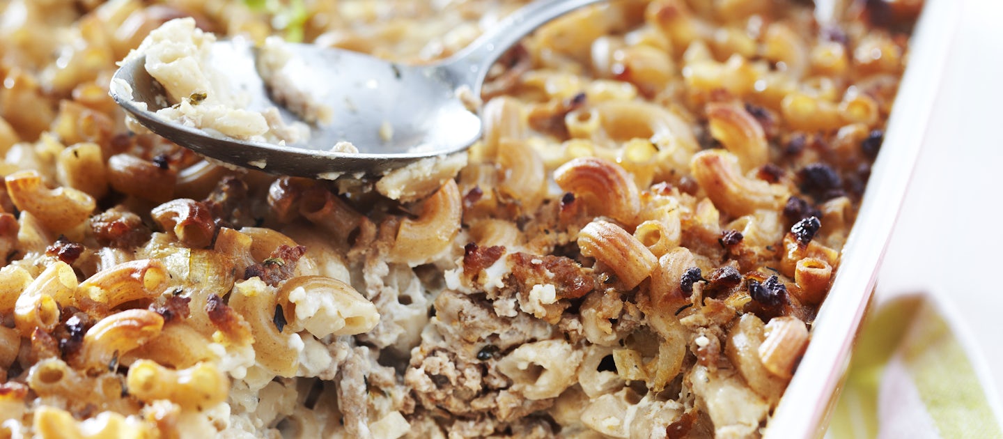 Makaronilaatikko tummista makaroneista