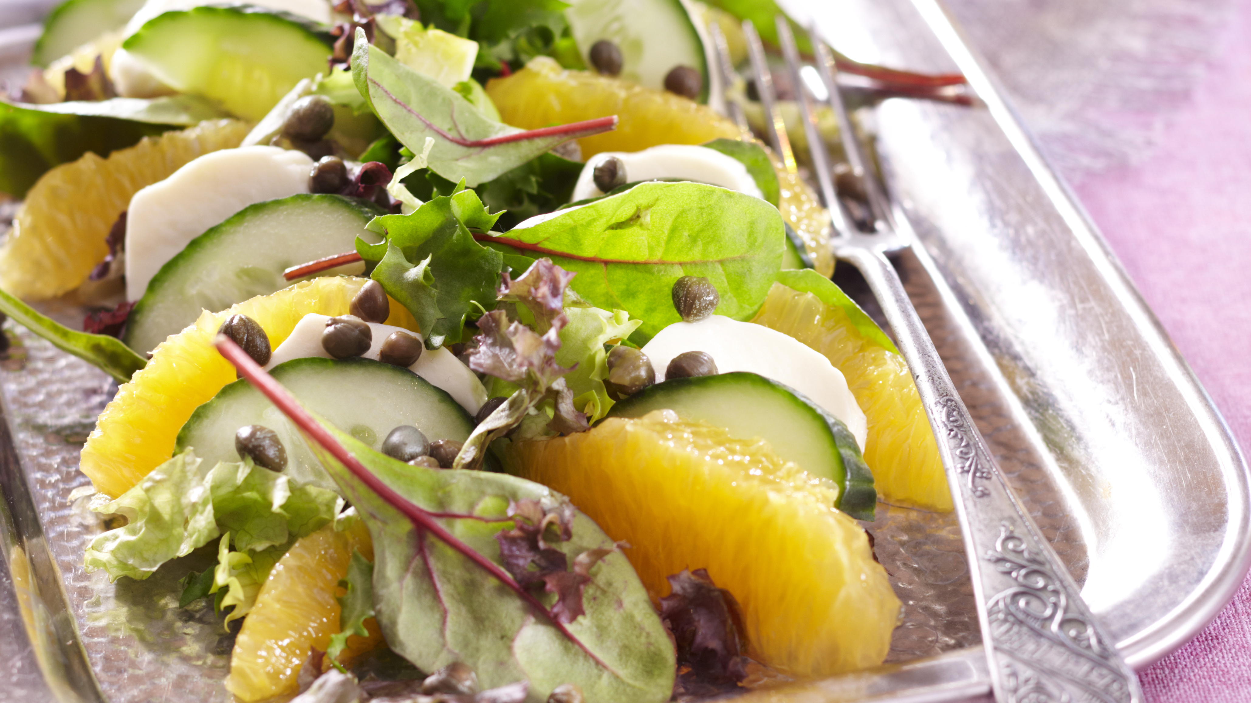 Appelsiini-mozzarellasalaatti