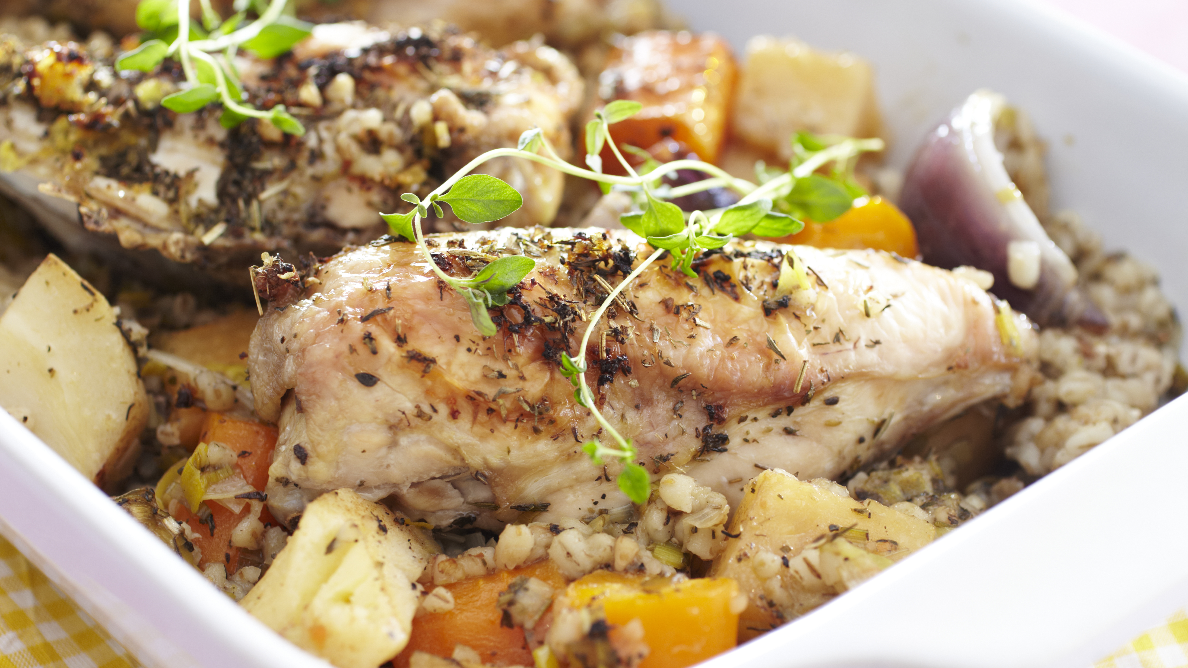 Broileri-juuresohratto uunissa