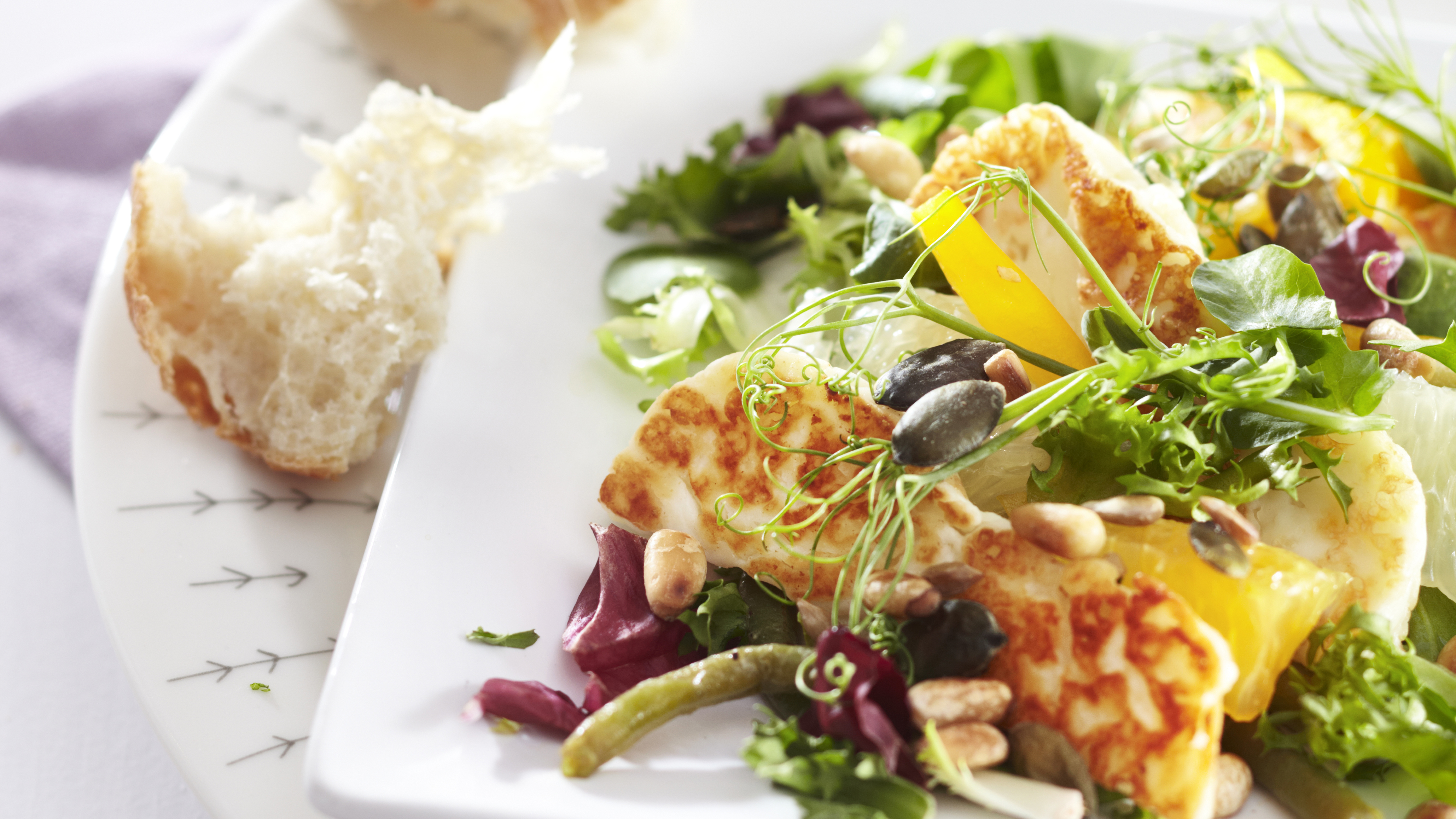 Halloumi-sitrussalaatti