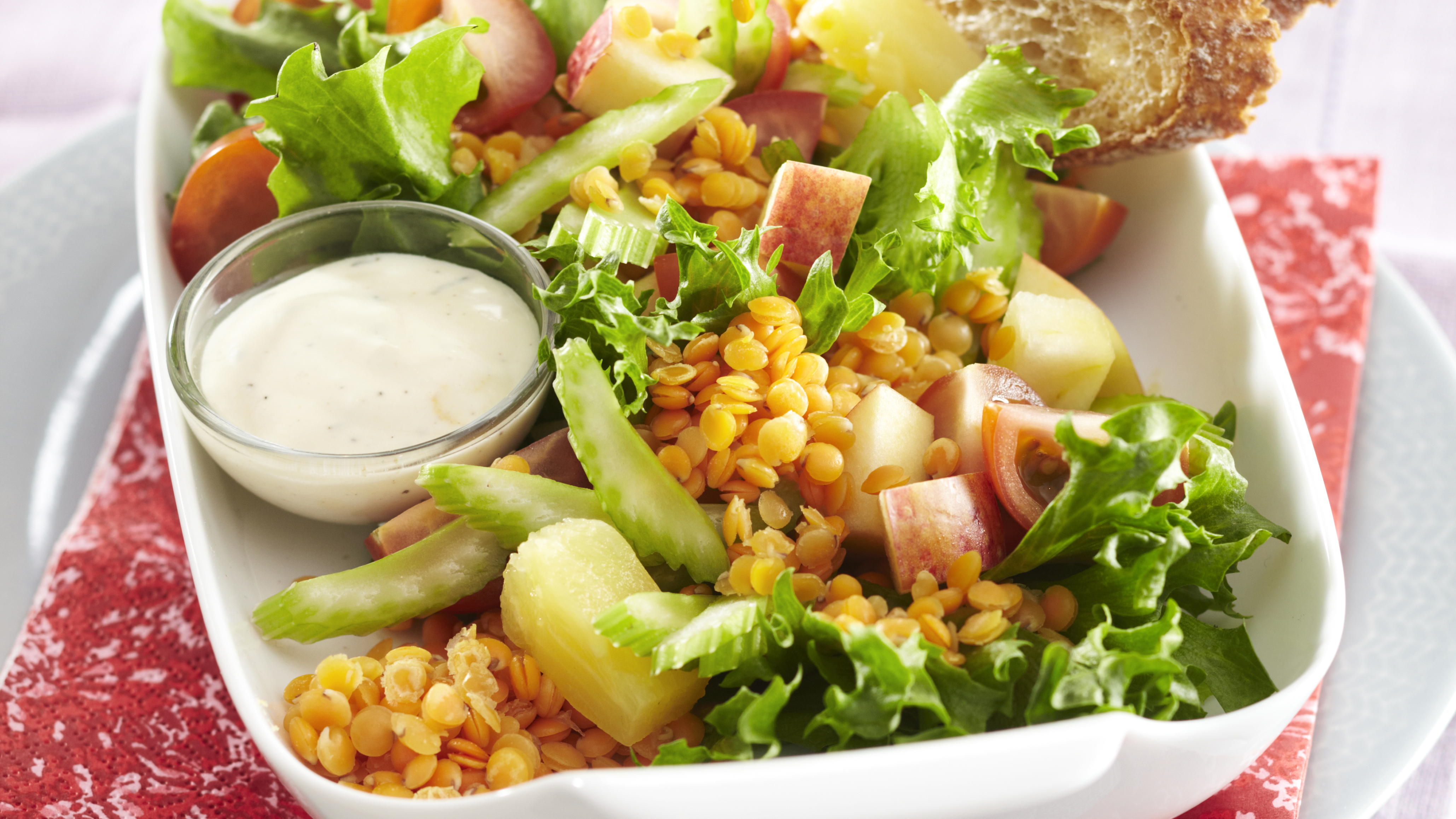 Linssisalaatti Waldorfin tapaan