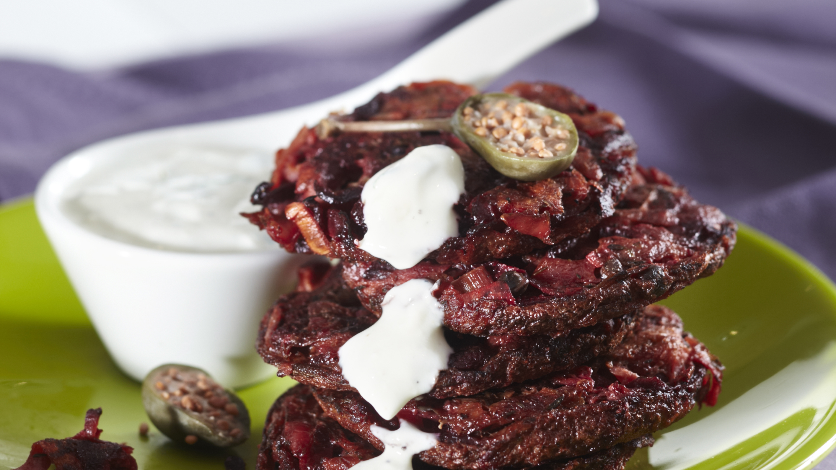 Punajuuri-kaprispihvit ja sinihomejuustokastike