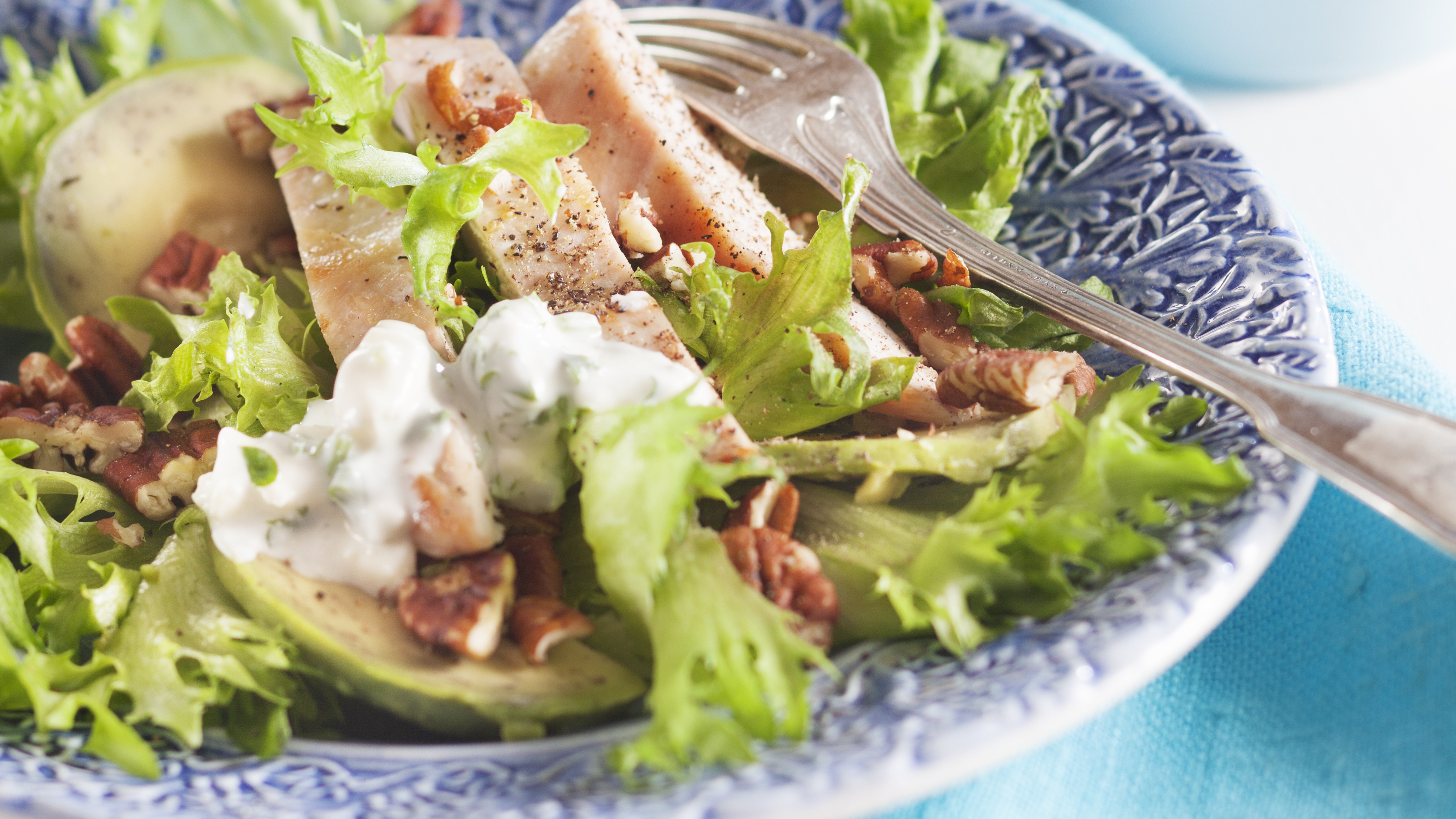 Avokado-sinihomejuustosalaatti ja broileripihvit