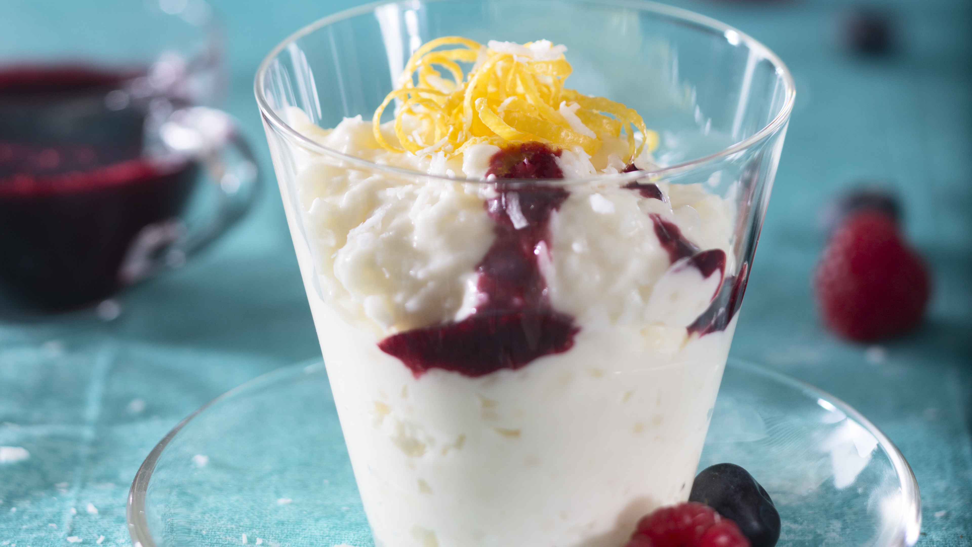 Kookosriisi ja marjakastike