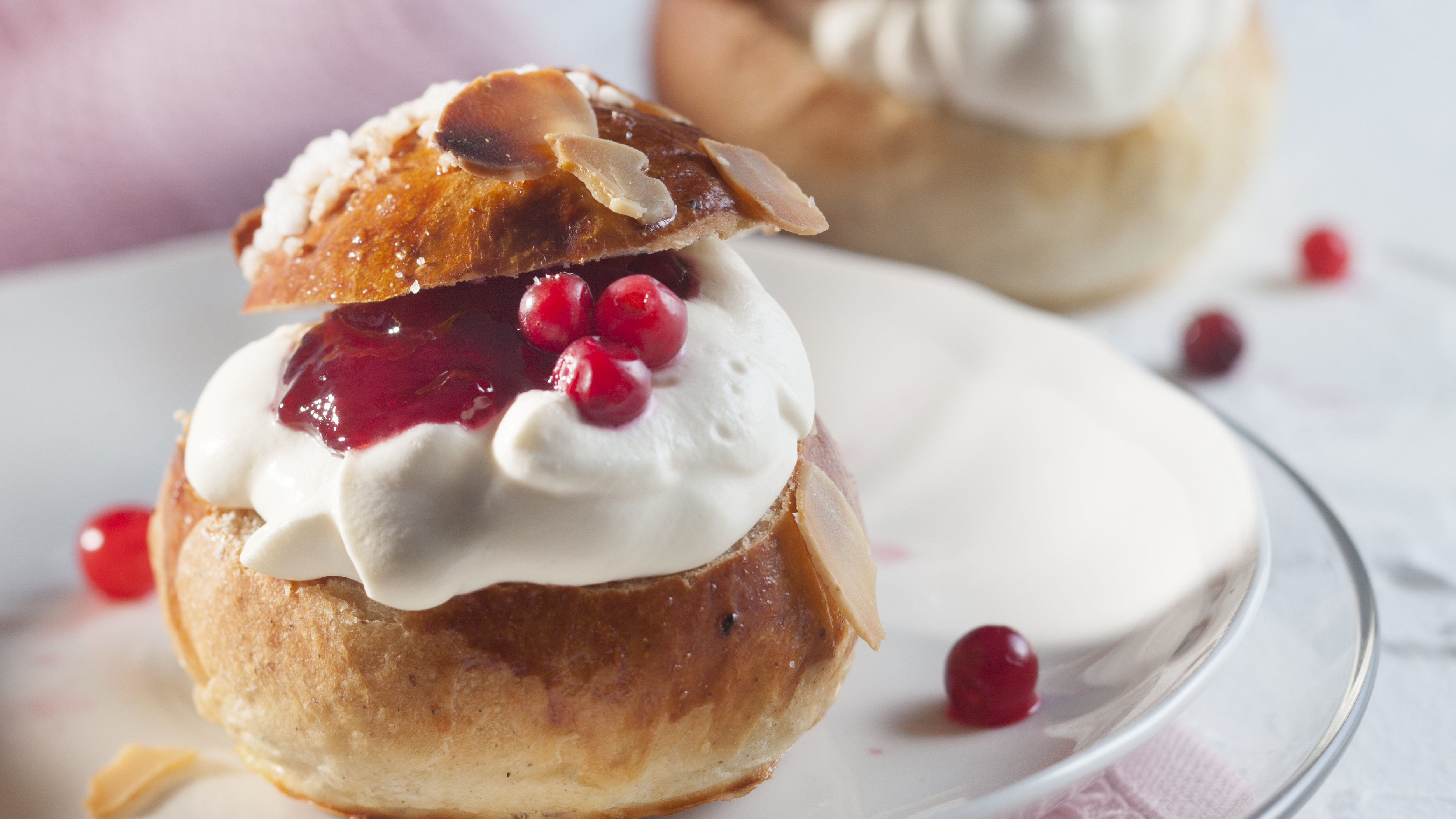 Kinuskikermavaahdolla täytetyt laskiaispullat