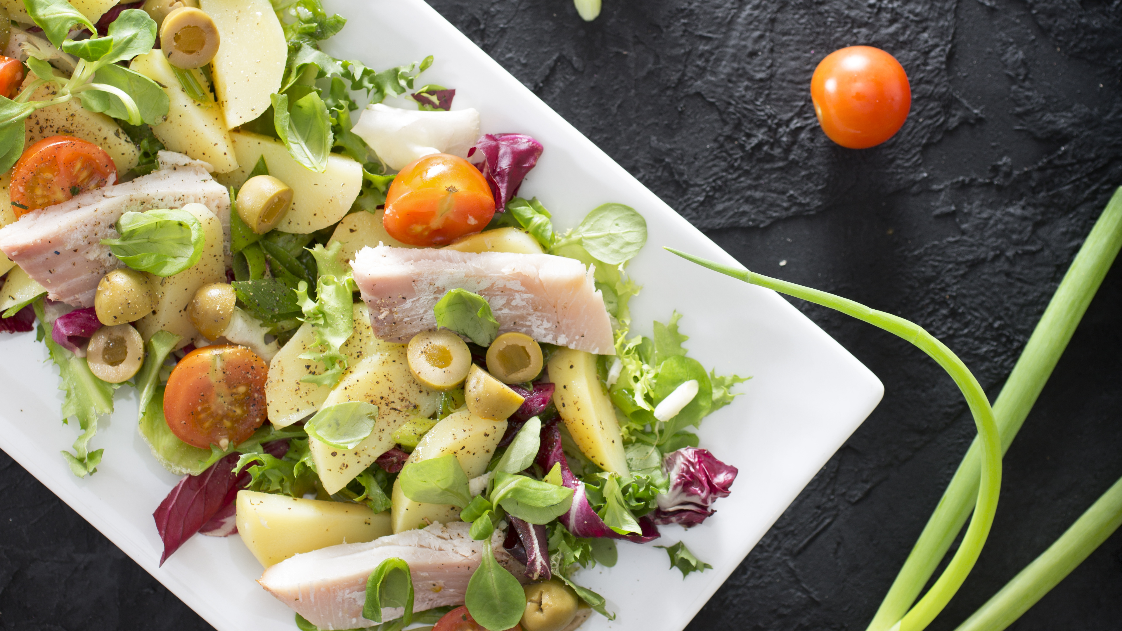 Marinoitu peruna-savusiikasalaatti