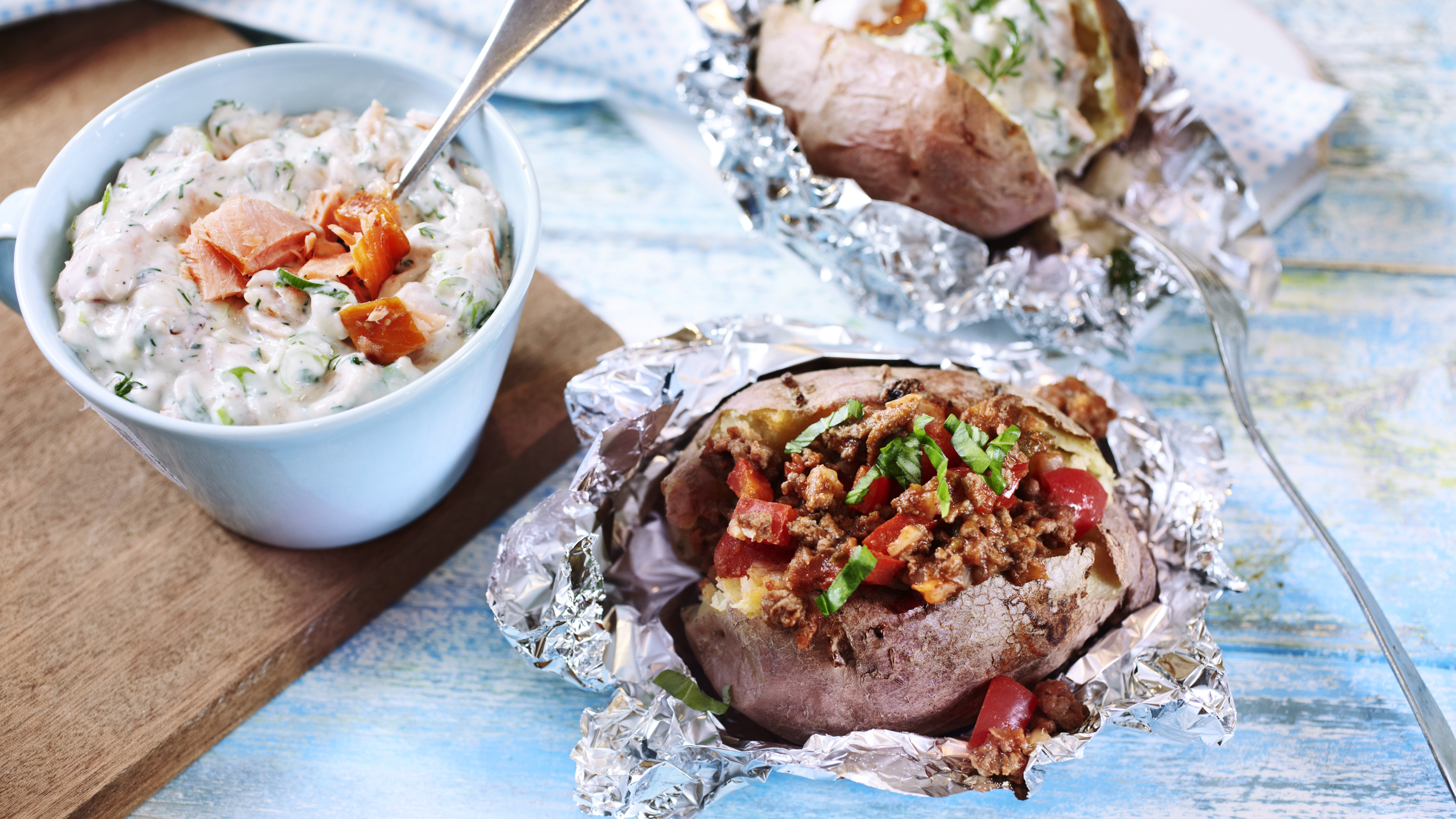 Uuniperunat texmex- tai savulohikastikkeella