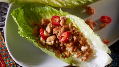 Broileri-maapähkinäsalaatti vietnamilaisittain