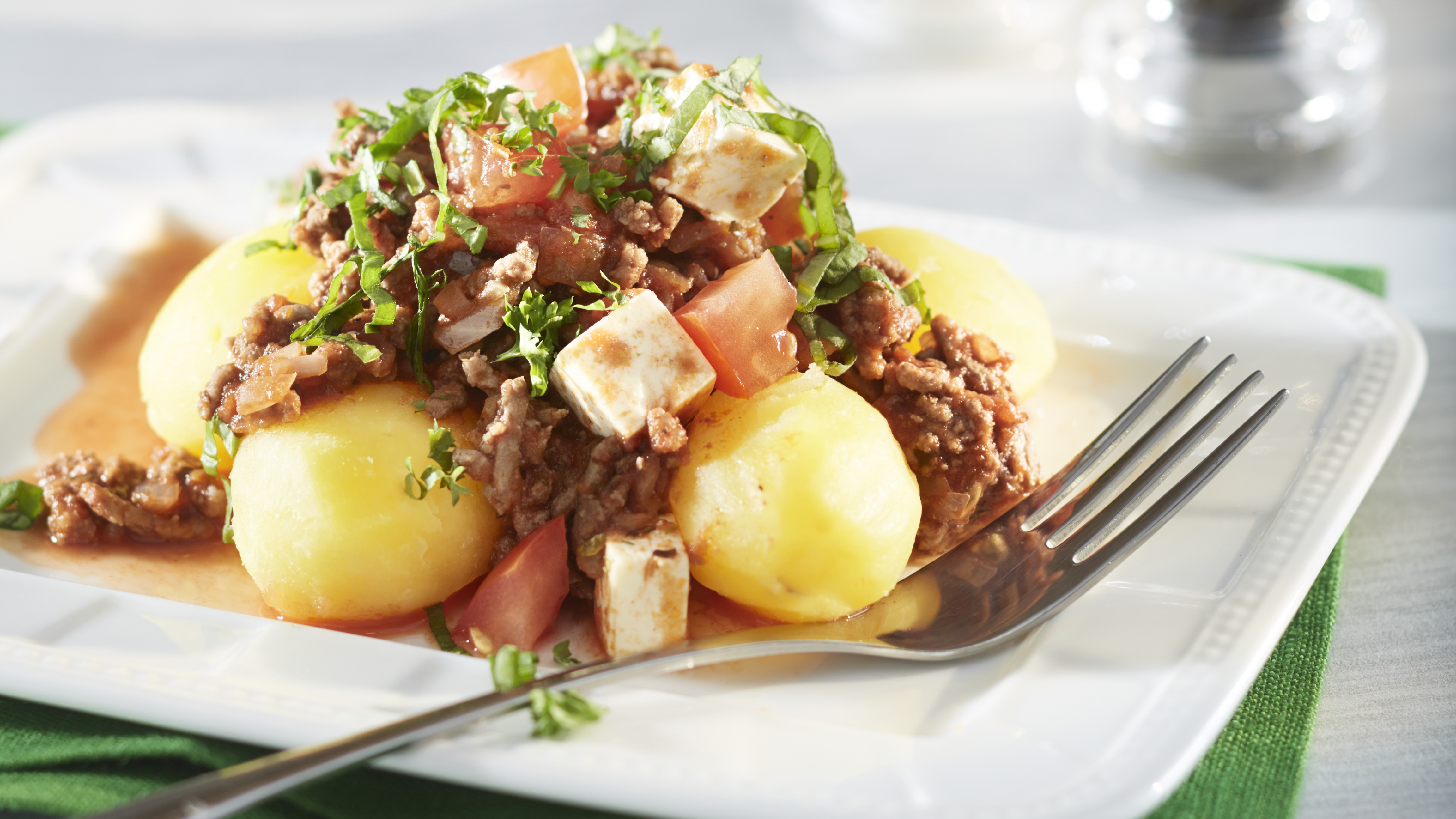 Tomaattinen jauheliha-fetakastike