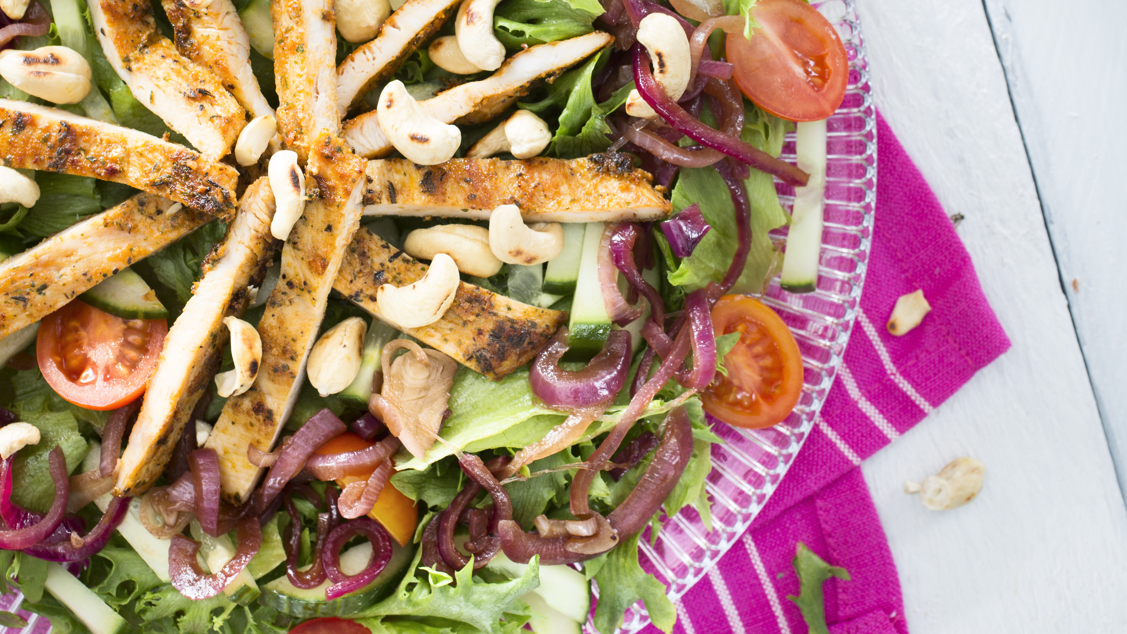 Broilerisalaatti ja  karamellisoidut sipulit