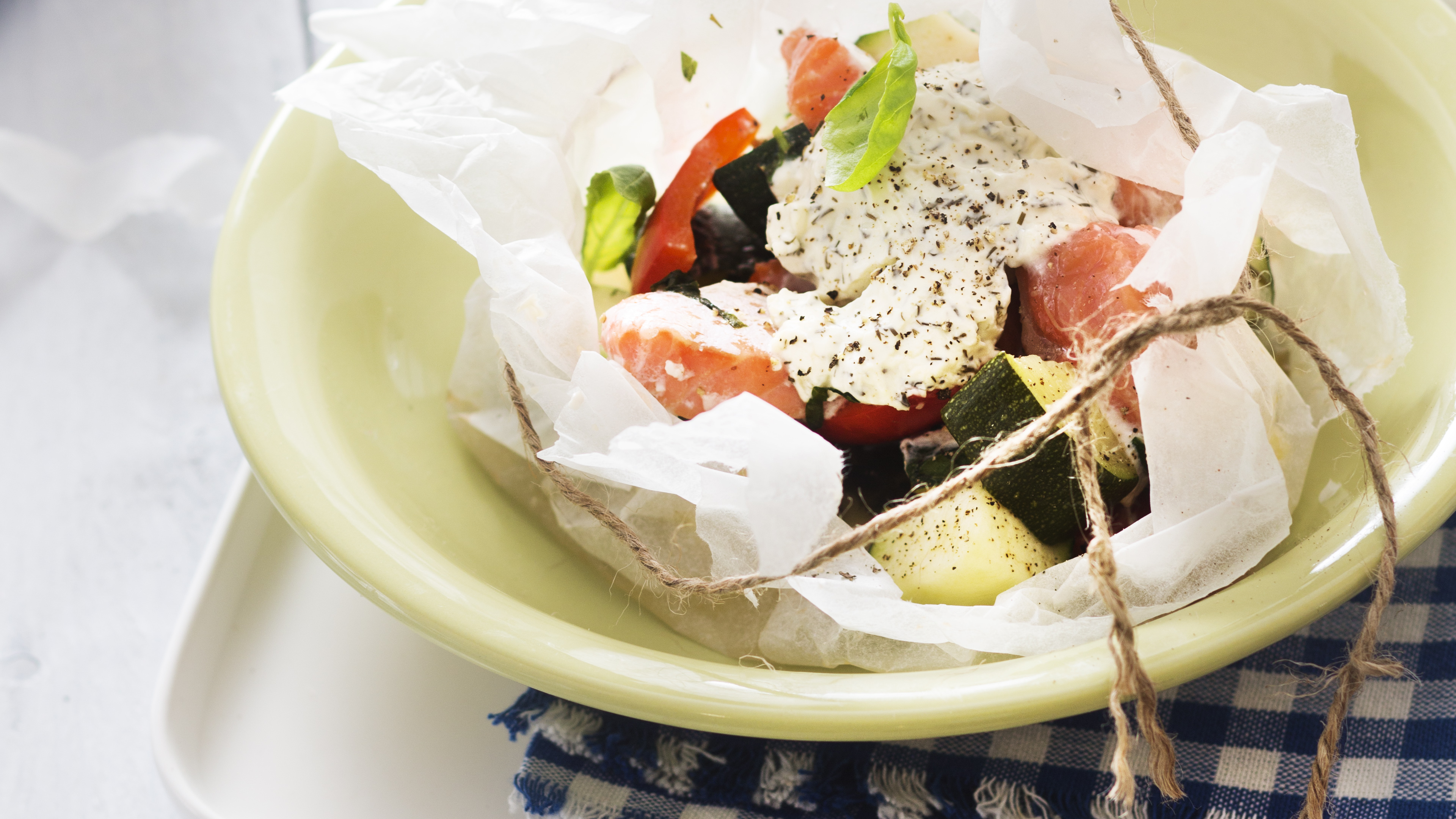 Höyrytetyt lohi-kasvisnyytit