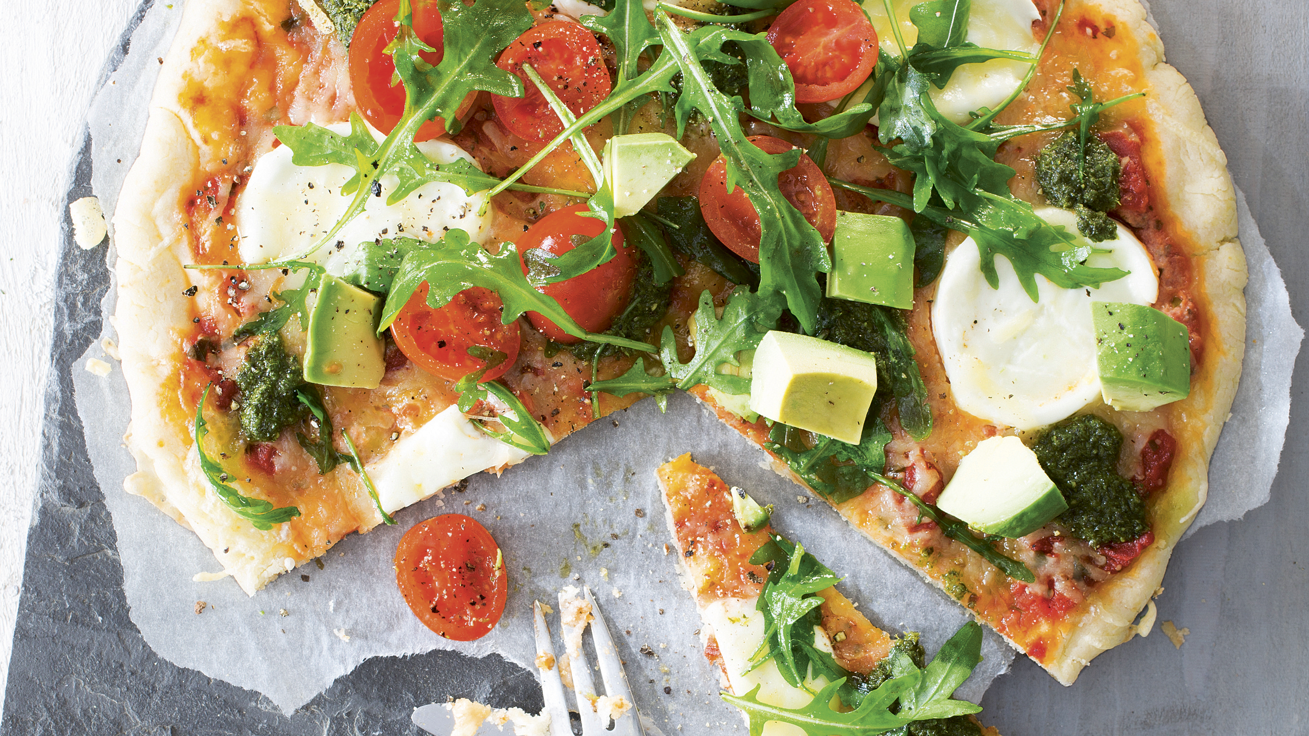 Gluteeniton mozzarella-salaattipizza