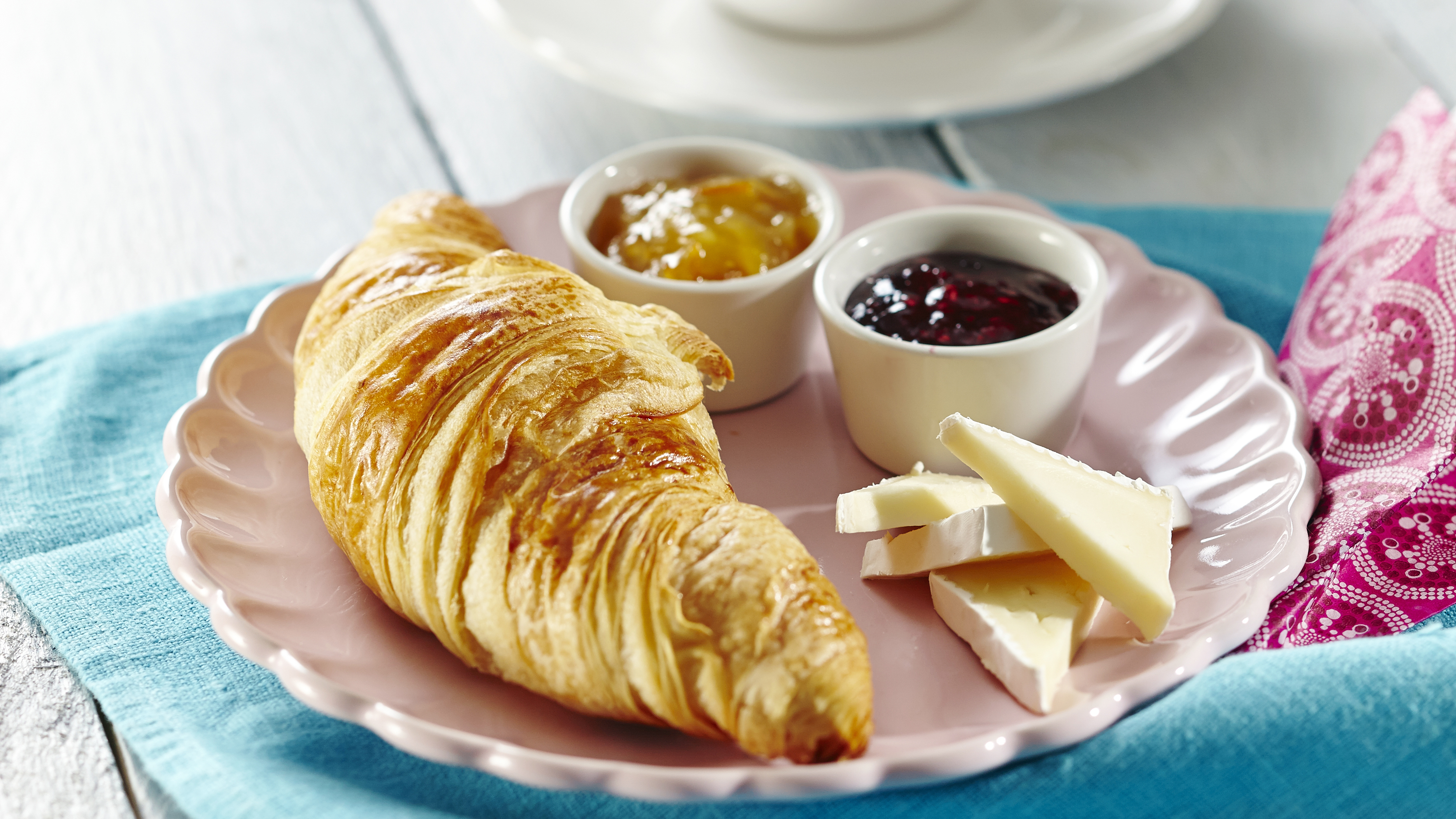 Croissantit briejuustolla ja hillolla