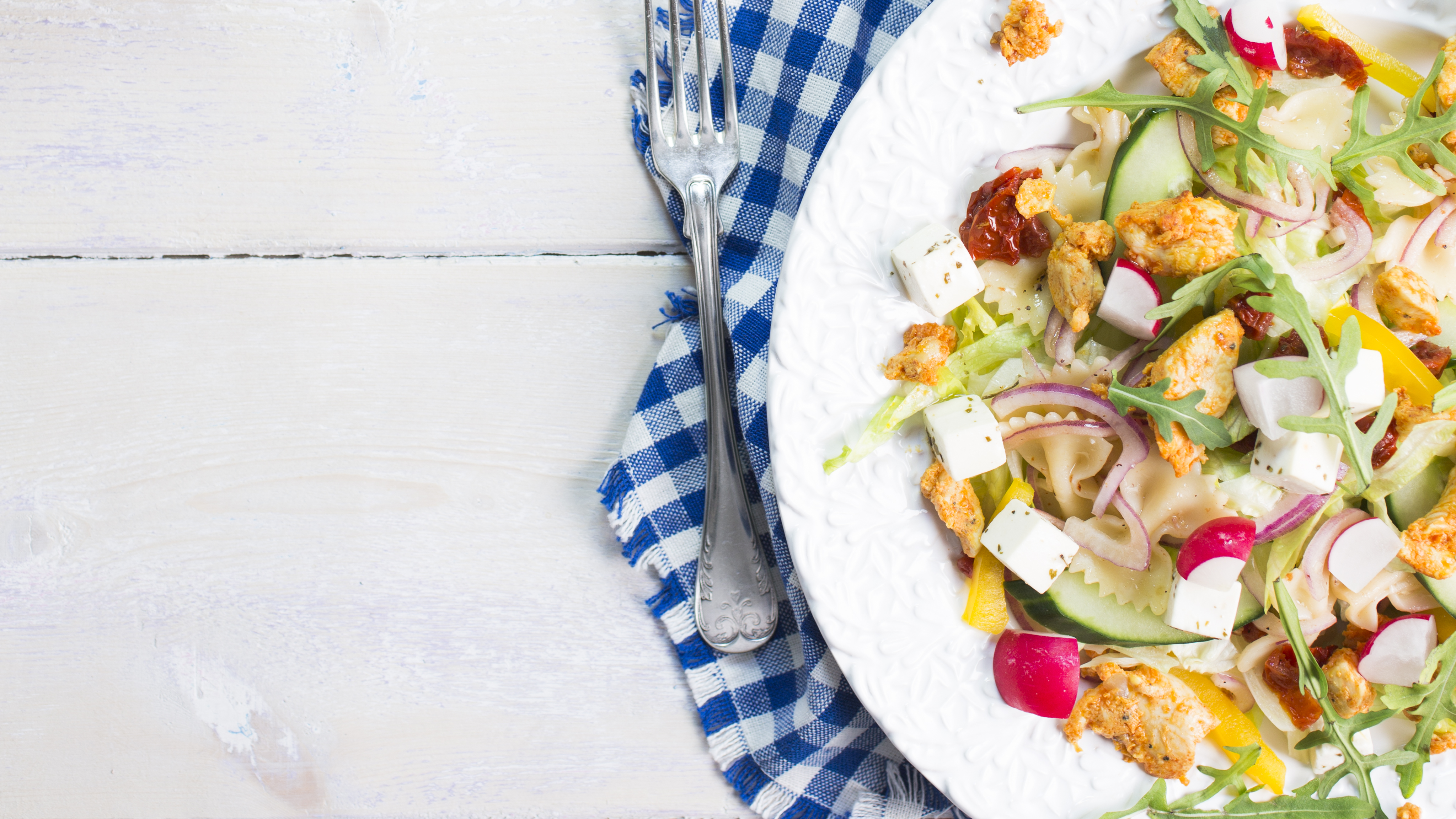 Värikäs broileri-pastasalaatti