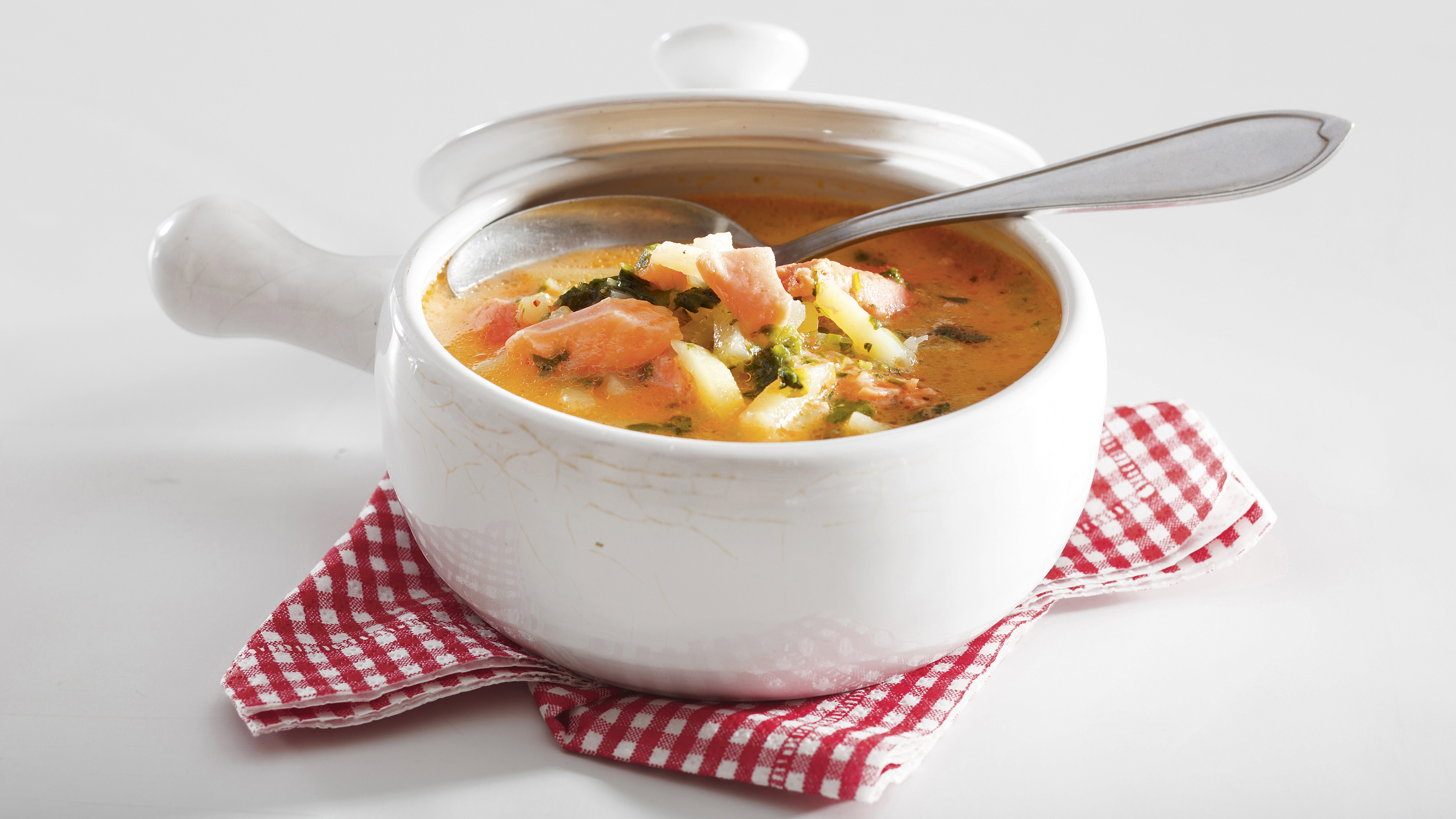 Helppo lohi-pinaattikeitto