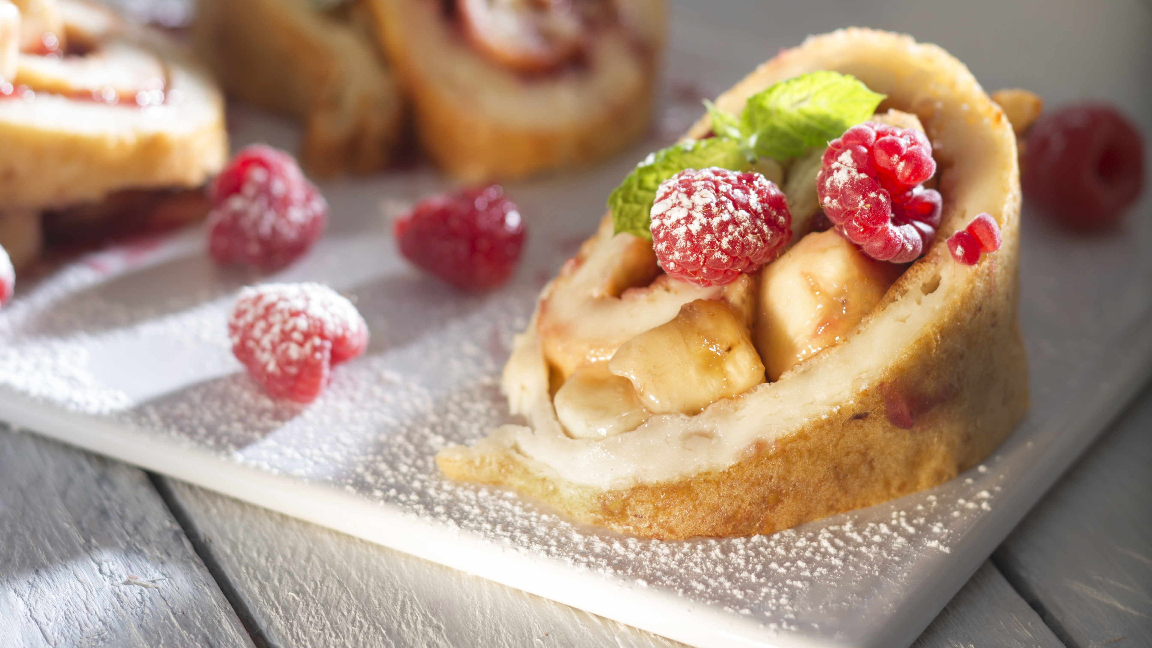 Rullapannukakku banaani-vadelmatäytteellä