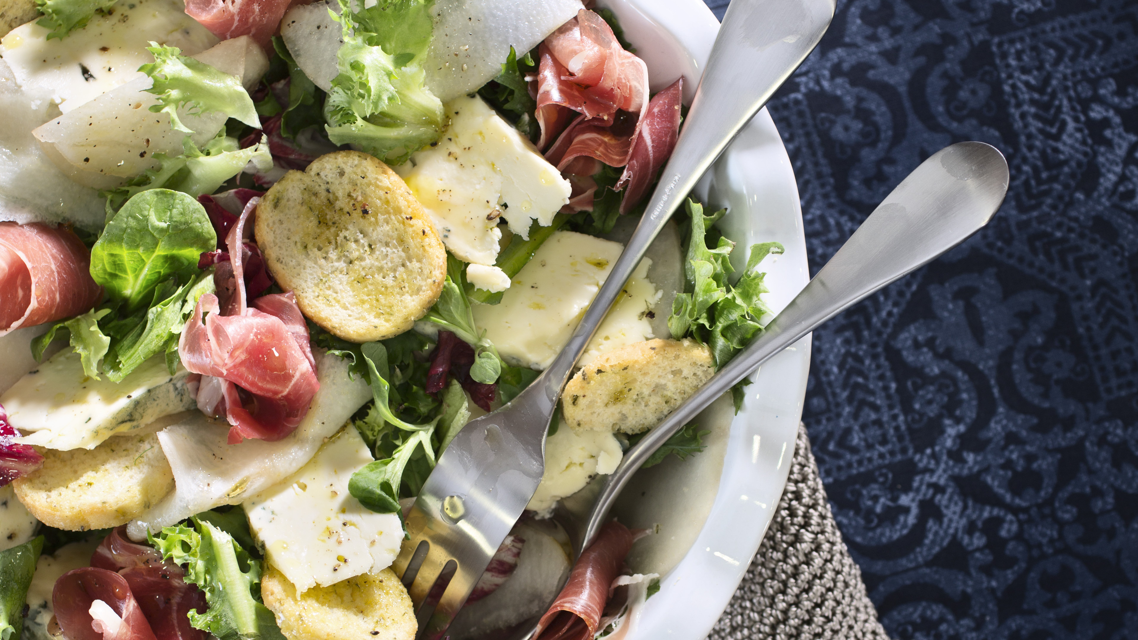 Sinihomejuusto-kinkkusalaatti