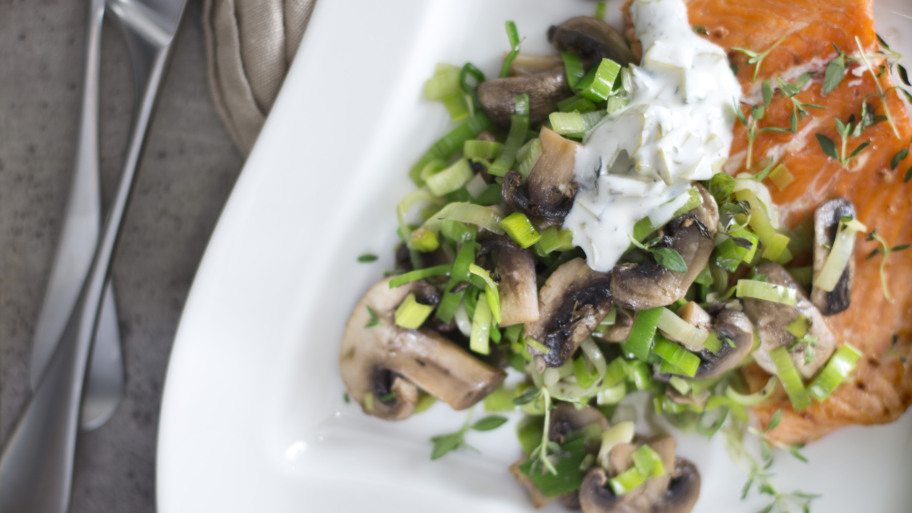 Timjaminen herkkusienisalaatti