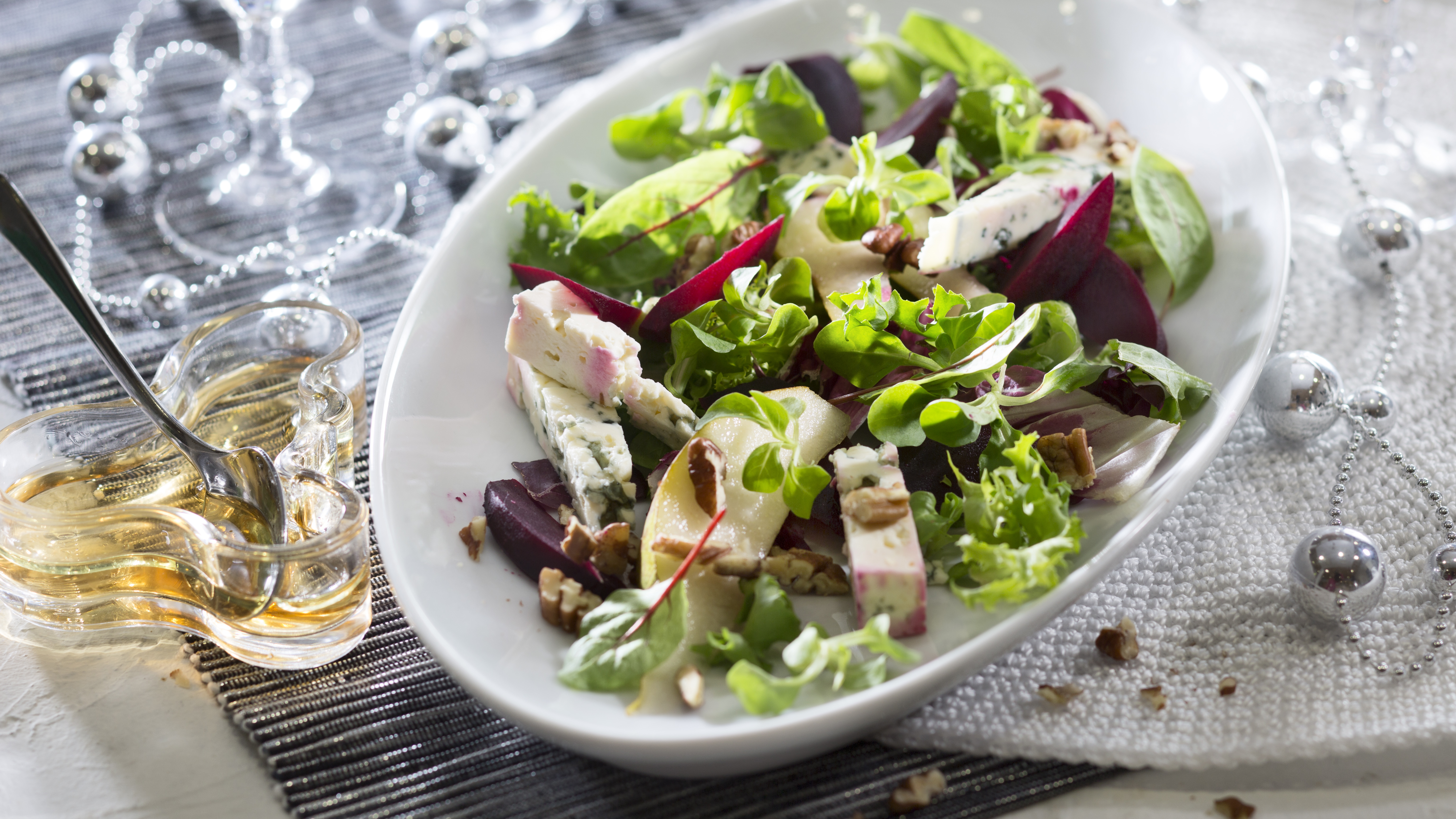 Juustoinen päärynä-punajuurisalaatti