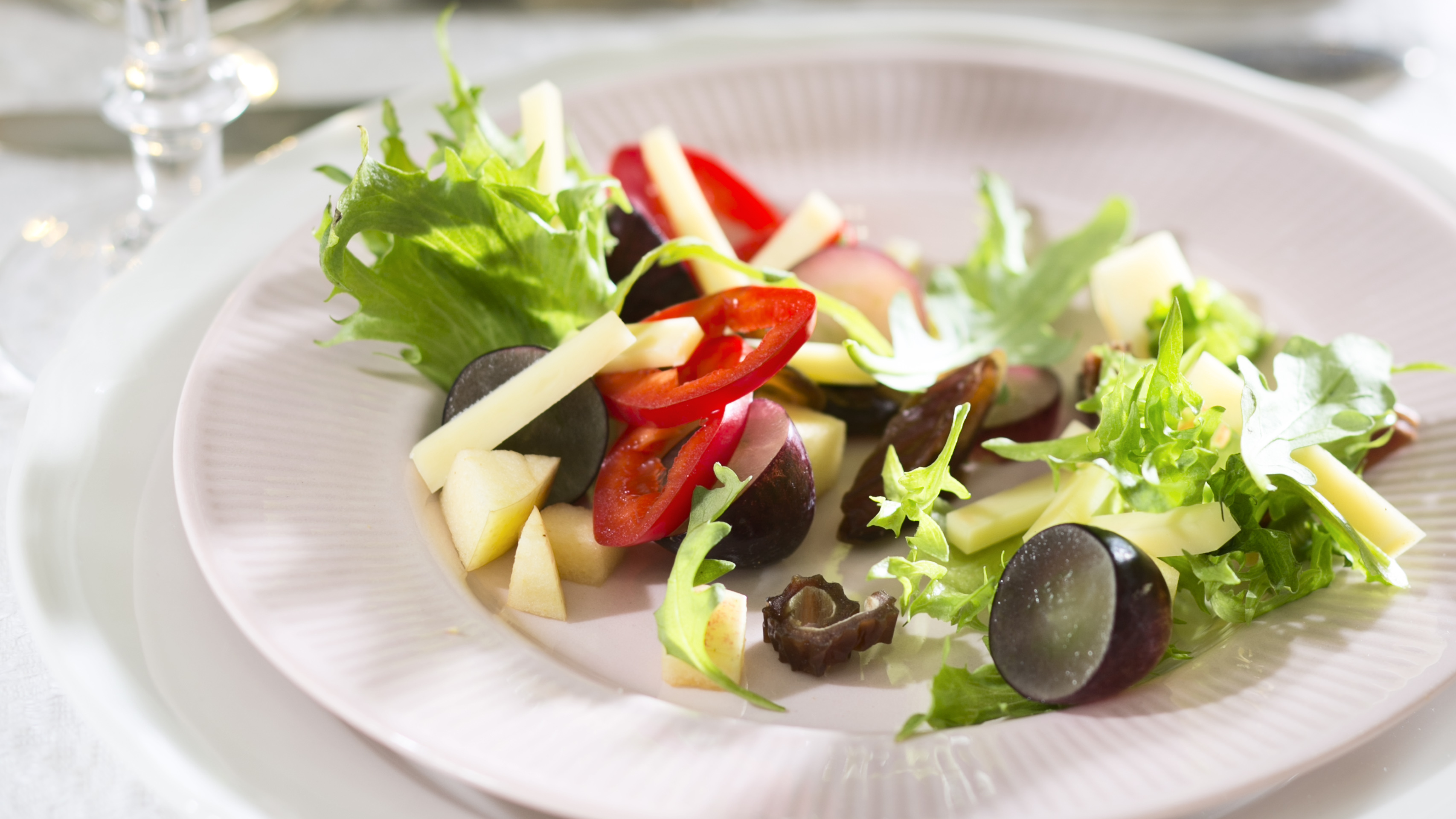 Juustosalaatti ja appelsiinikastike