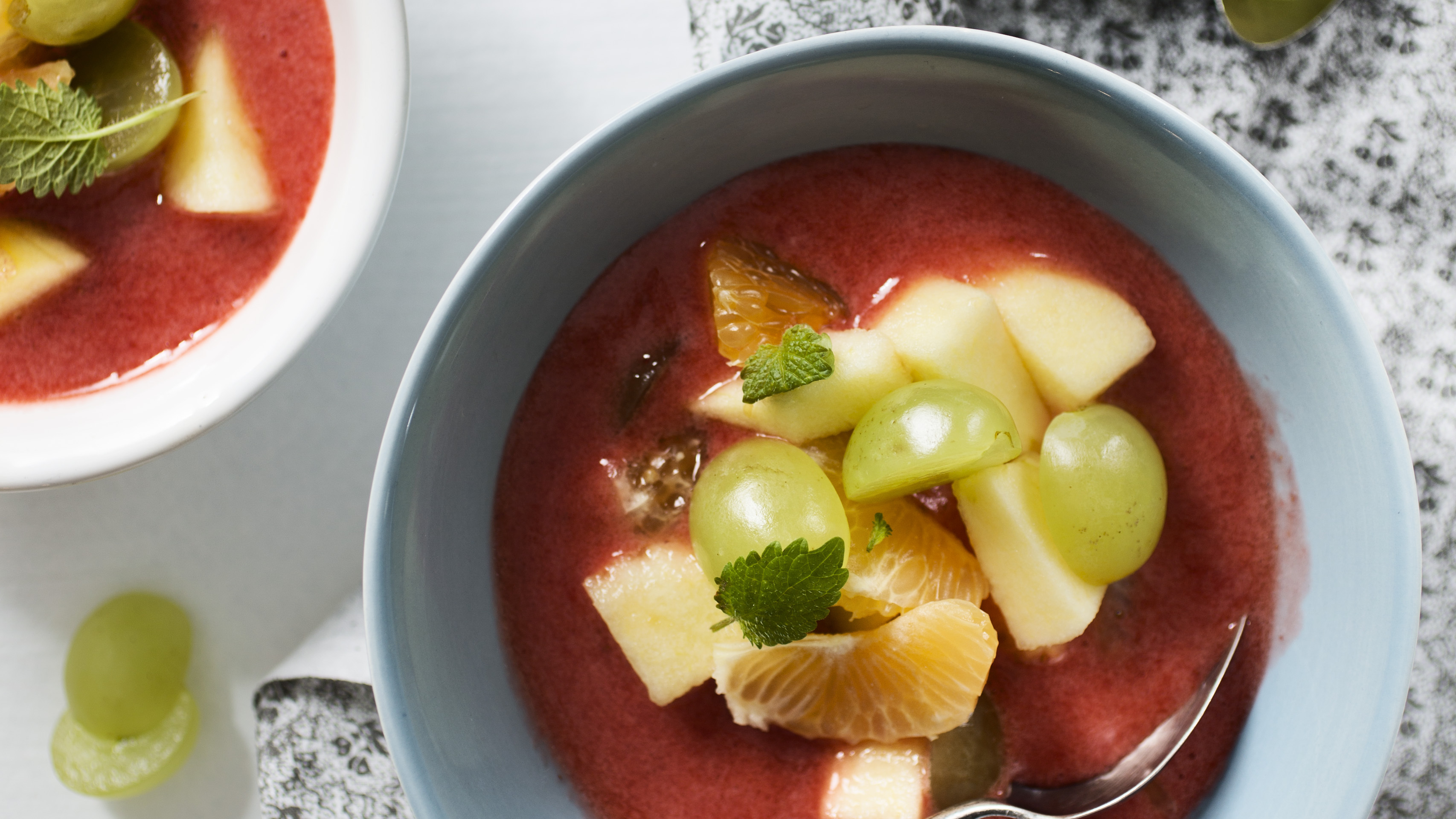 Hedelmäsalaatti ja mansikkakastike