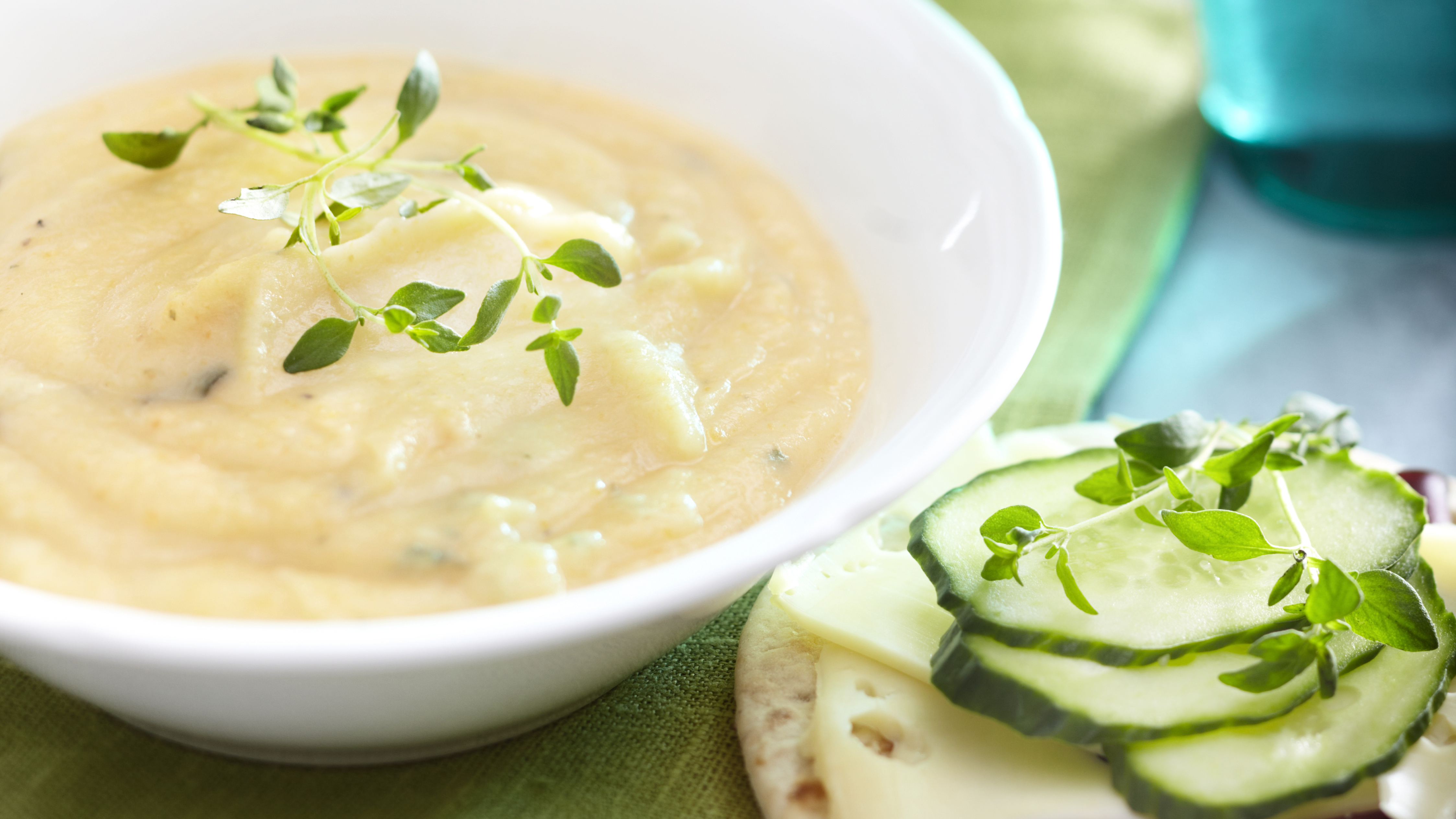 Palsternakkasosekeitto ja pororieskat