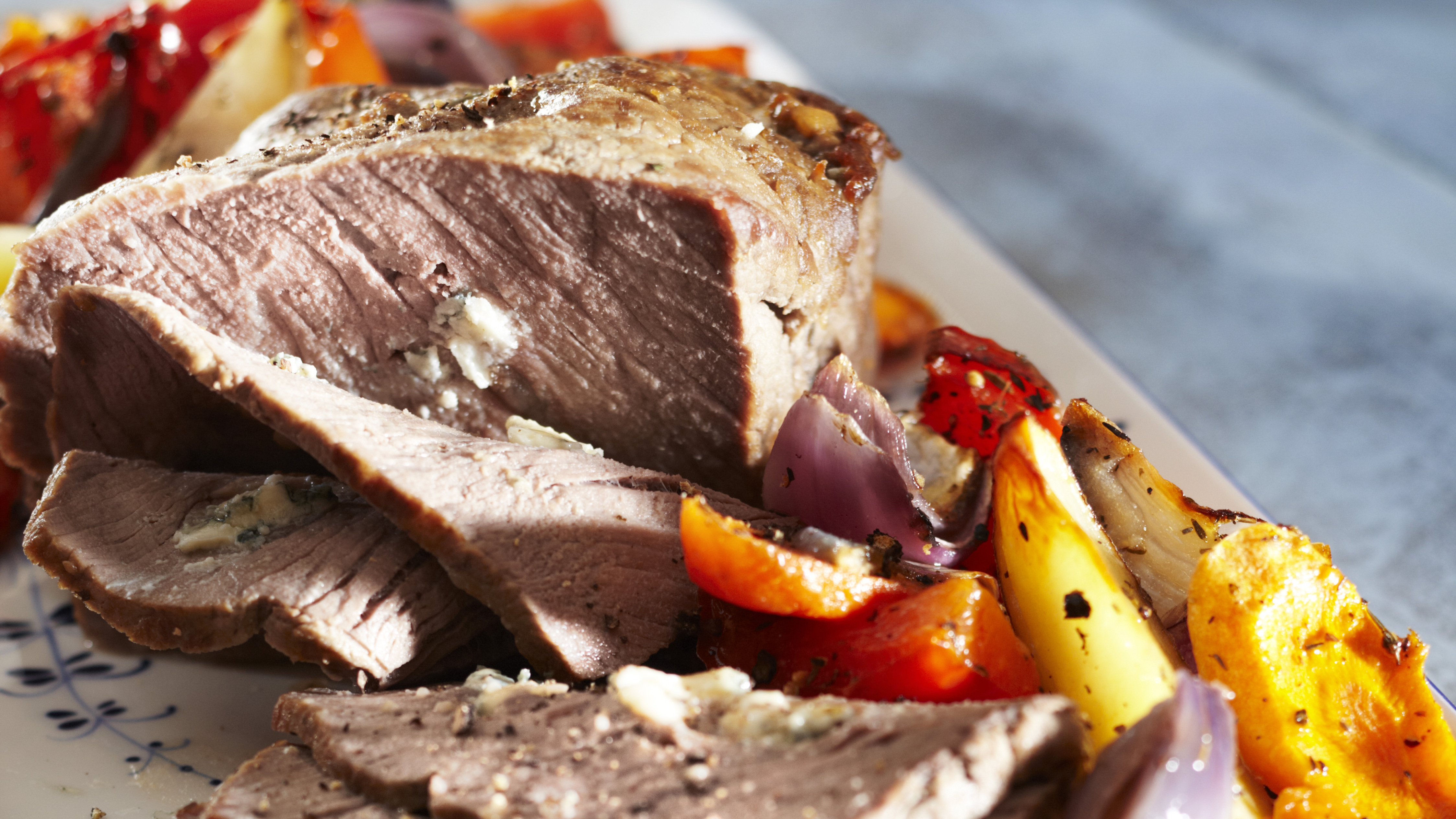 Täytetty naudanfilee ja uunijuurekset