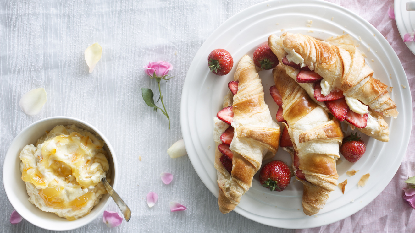 Croissantit mansikka-appelsiinitäytteellä