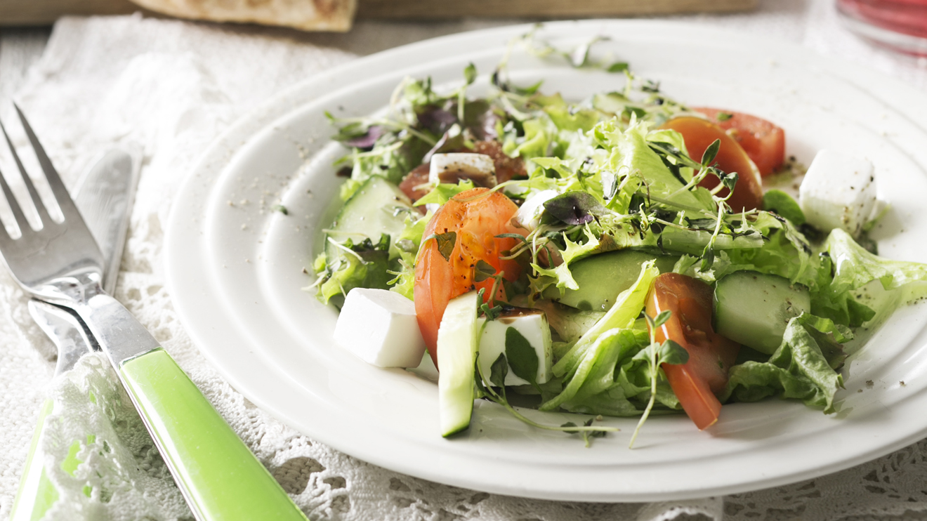 Tomaattinen vuohenjuustosalaatti