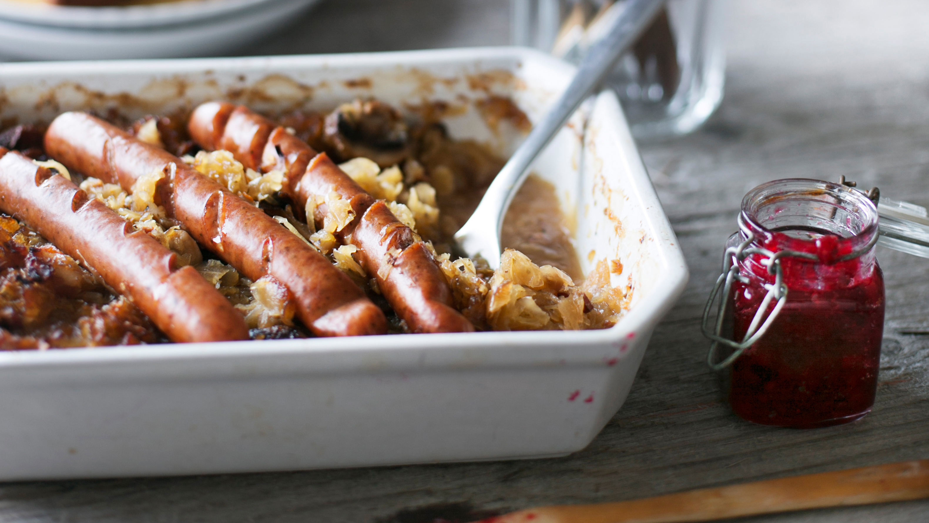 Haudutettu hapankaali ja bratwurstit