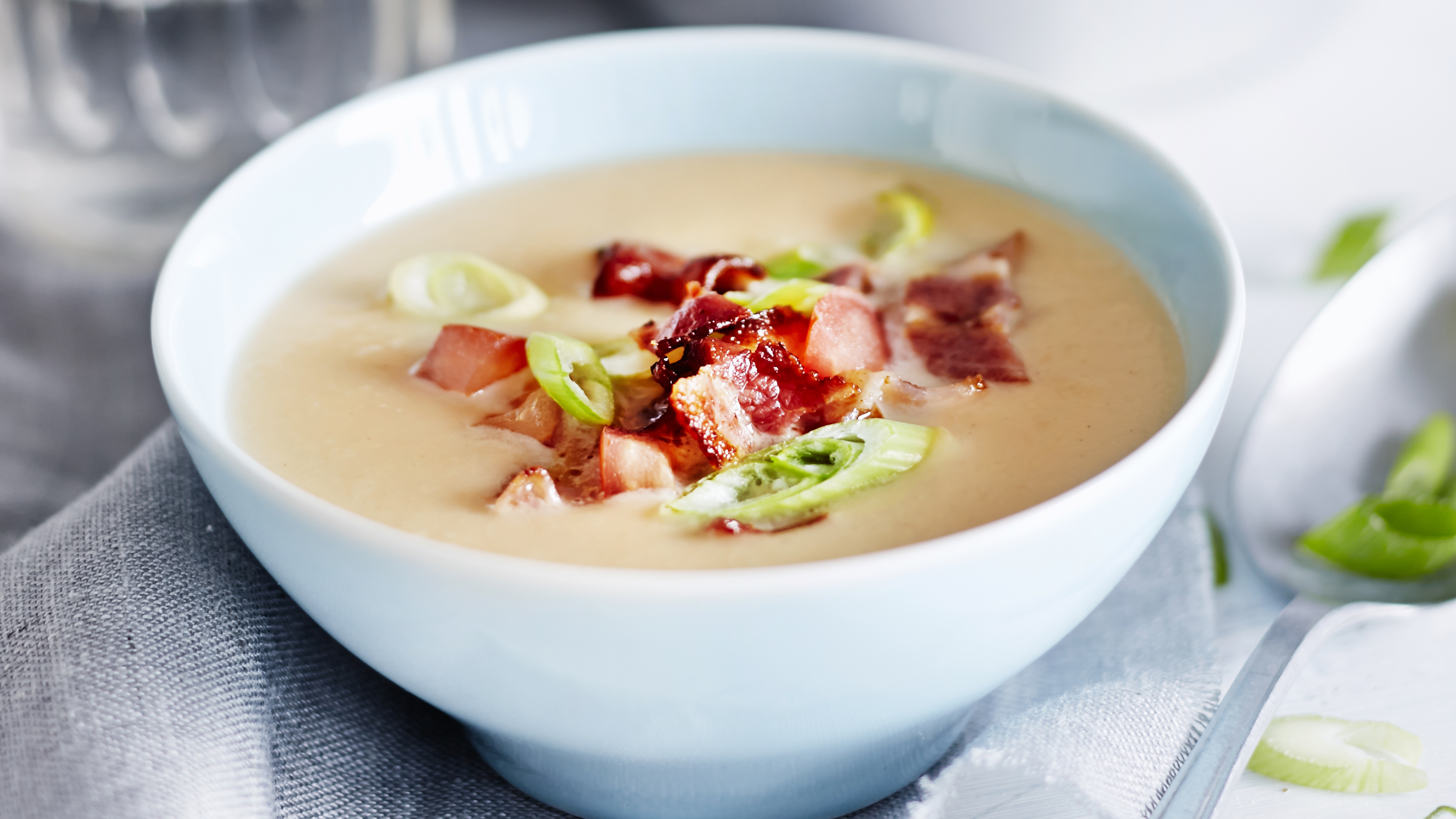 Pekoninen kukkakaalikeitto