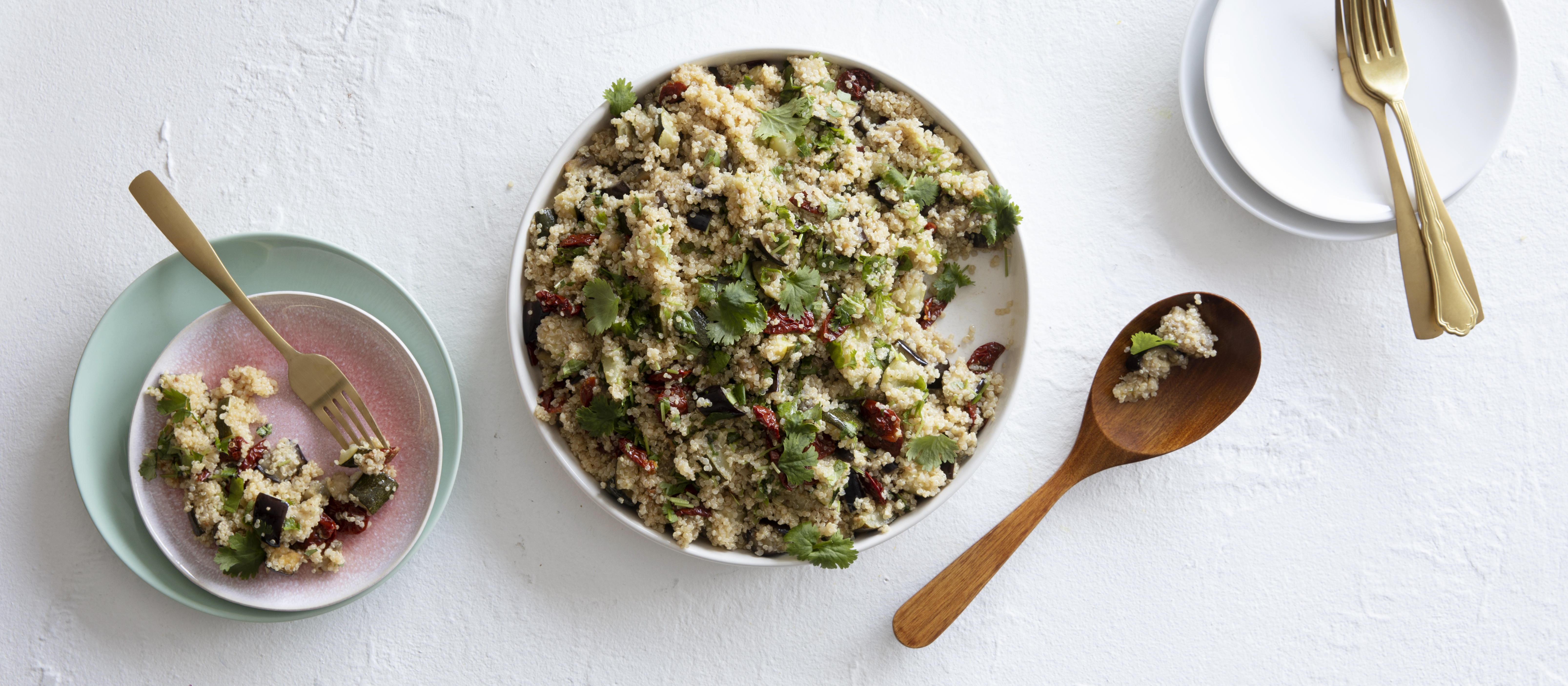 Kvinoasalaatti paahdetuilla kasviksilla