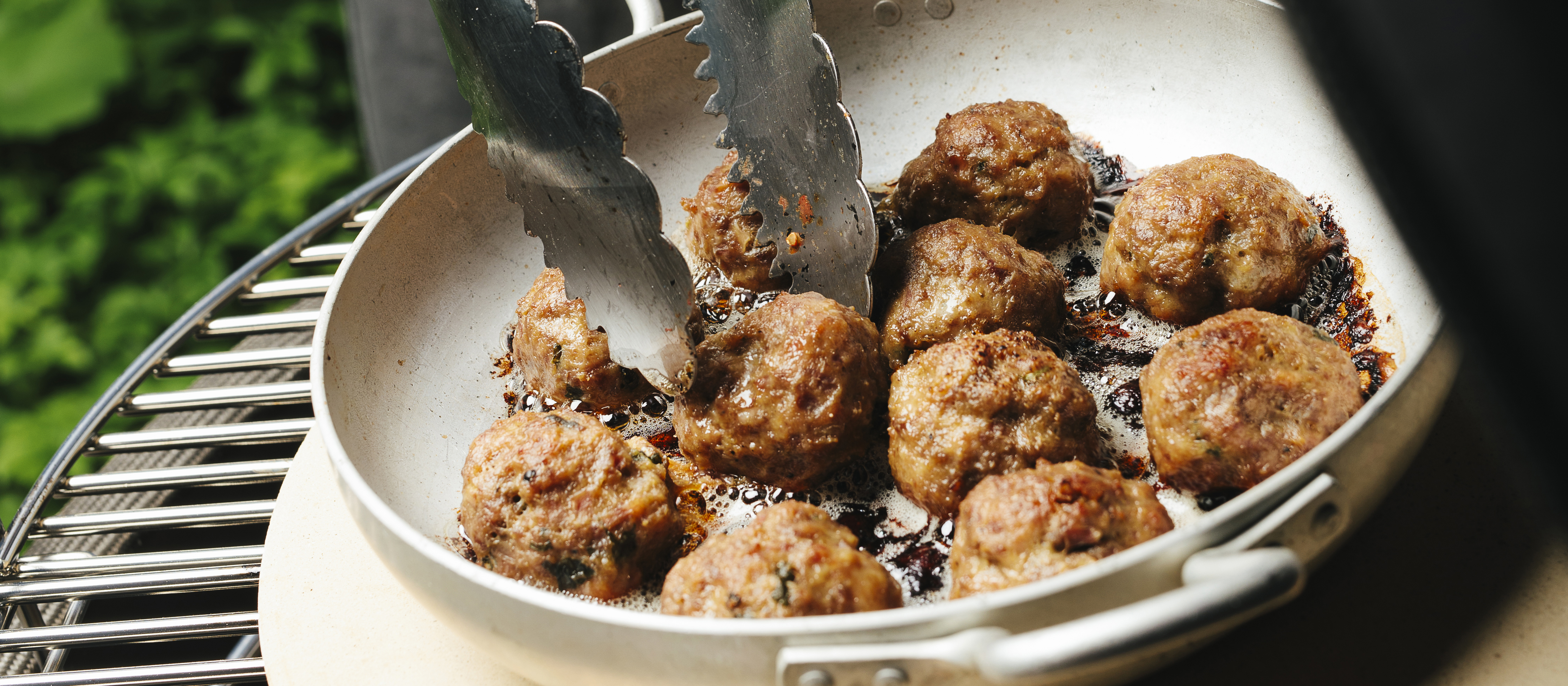 Lihapullat grillissä