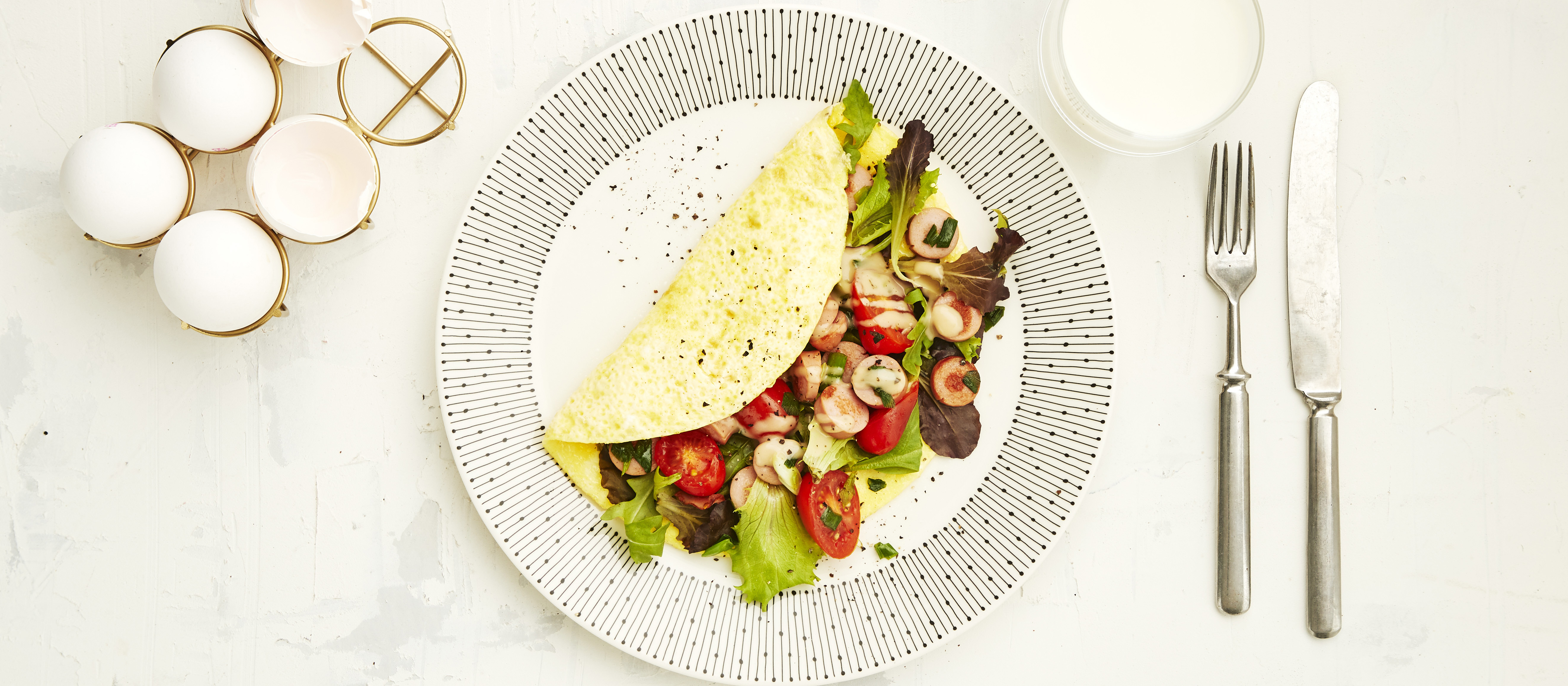 Nakkimunakas salaatilla