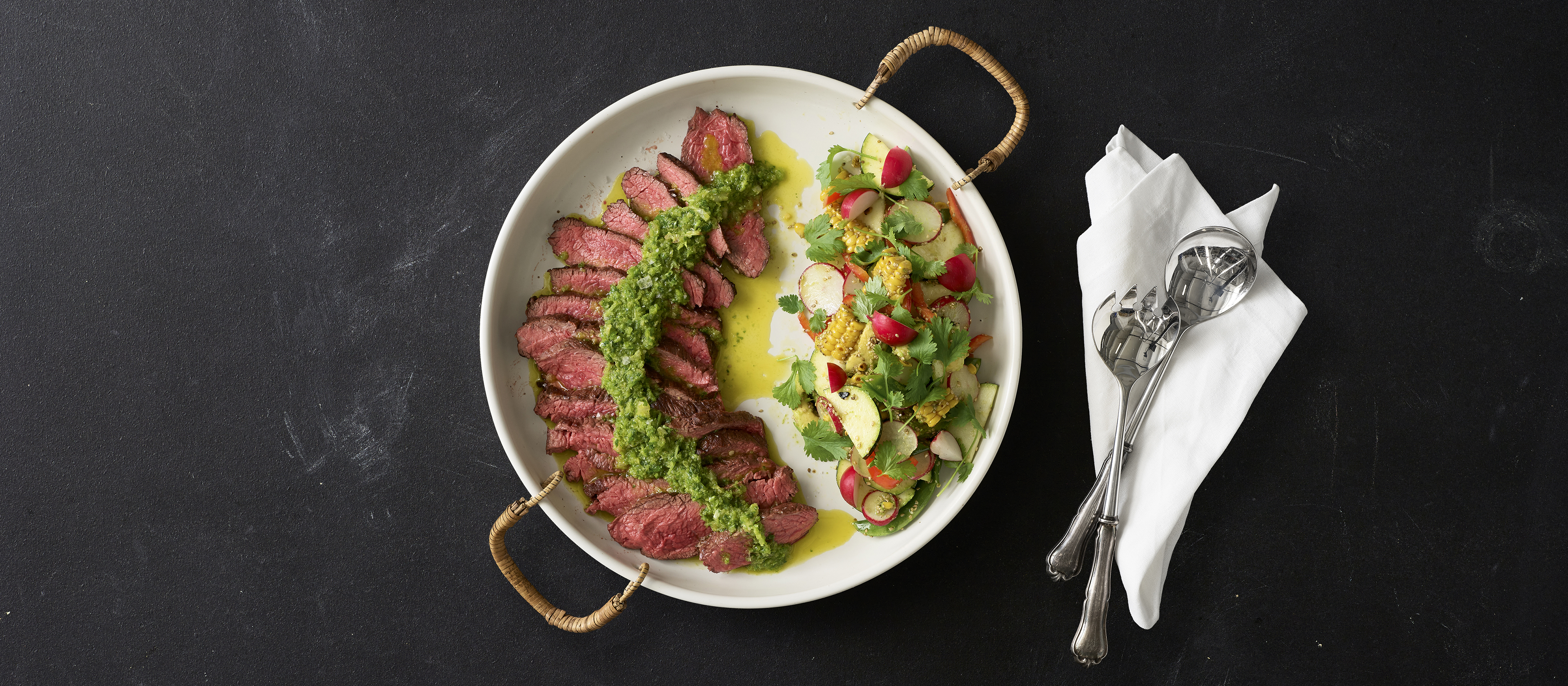 Naudan Denver Steak, maissisalaatti ja chimichurri
