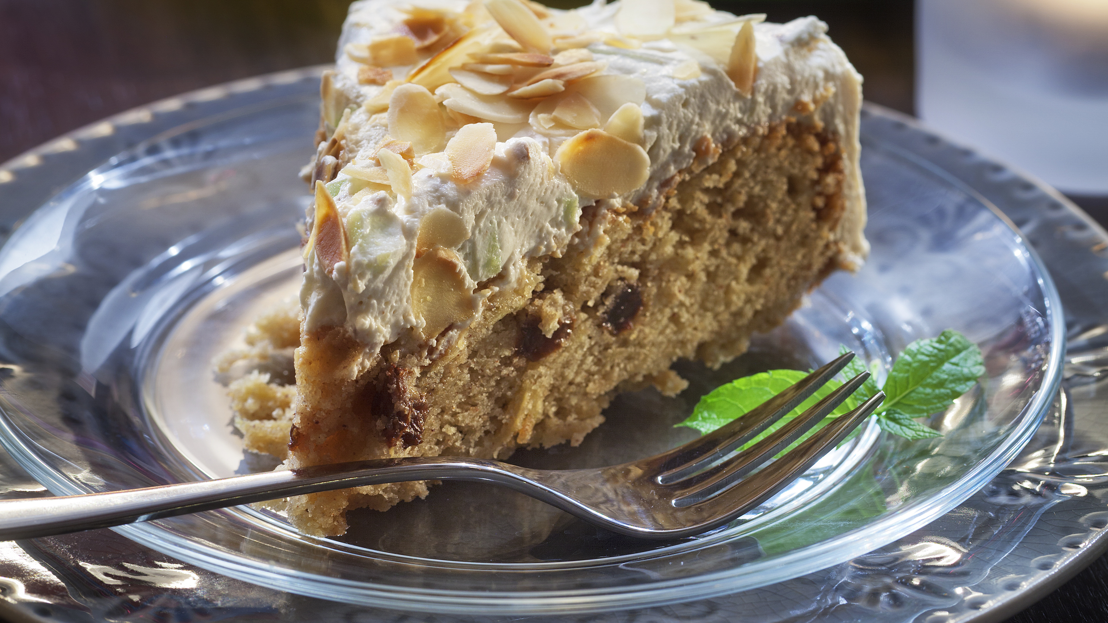 Mehevä omena-rusinakakku