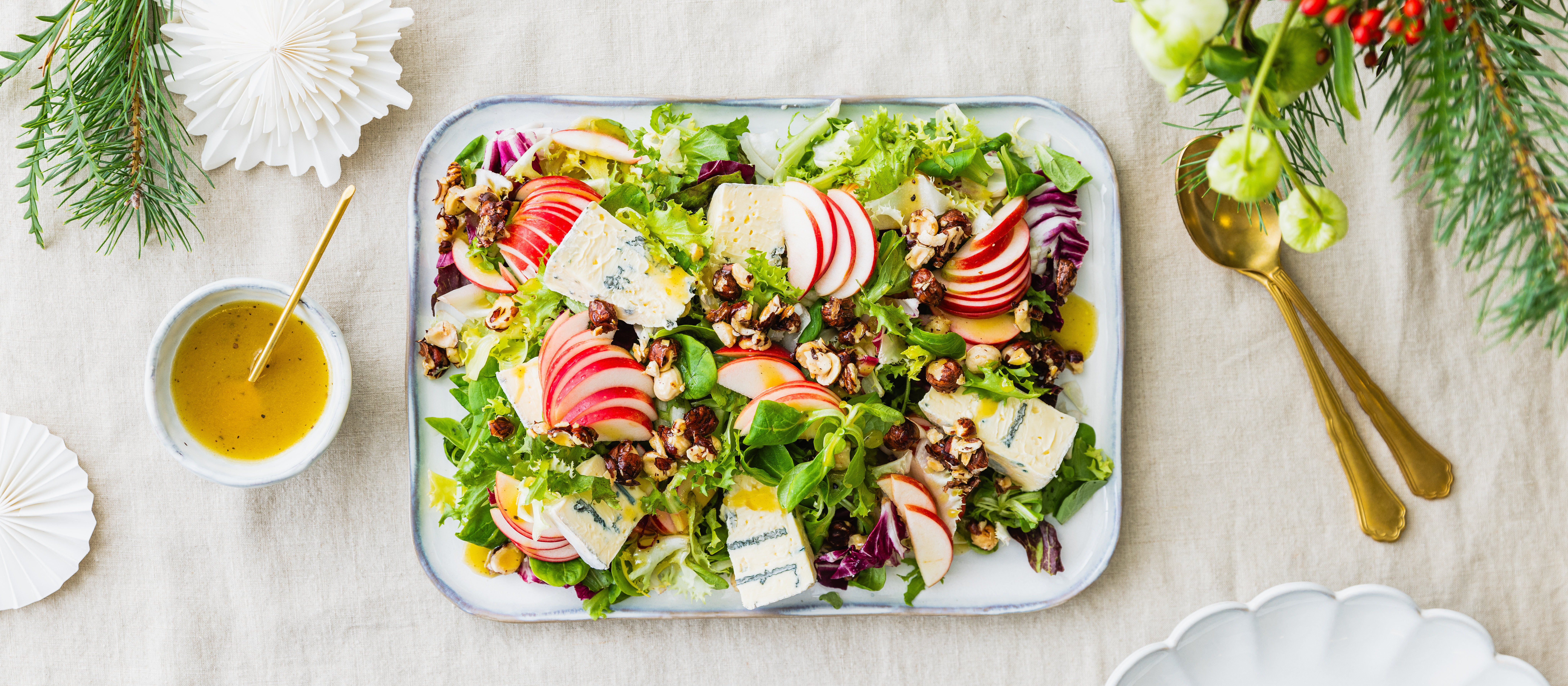 Omena-sinihomejuustosalaatti